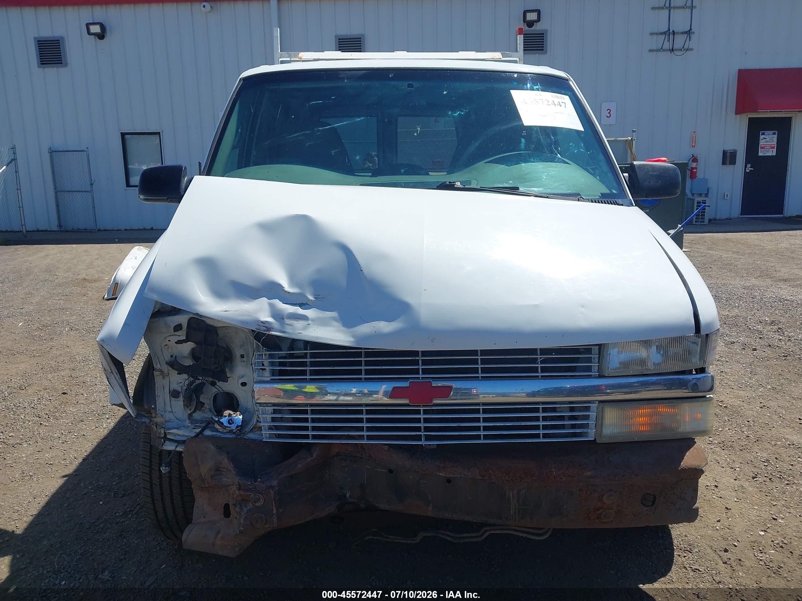 2002 Chevrolet Astro   White vin: 1GCDL19X92B115170