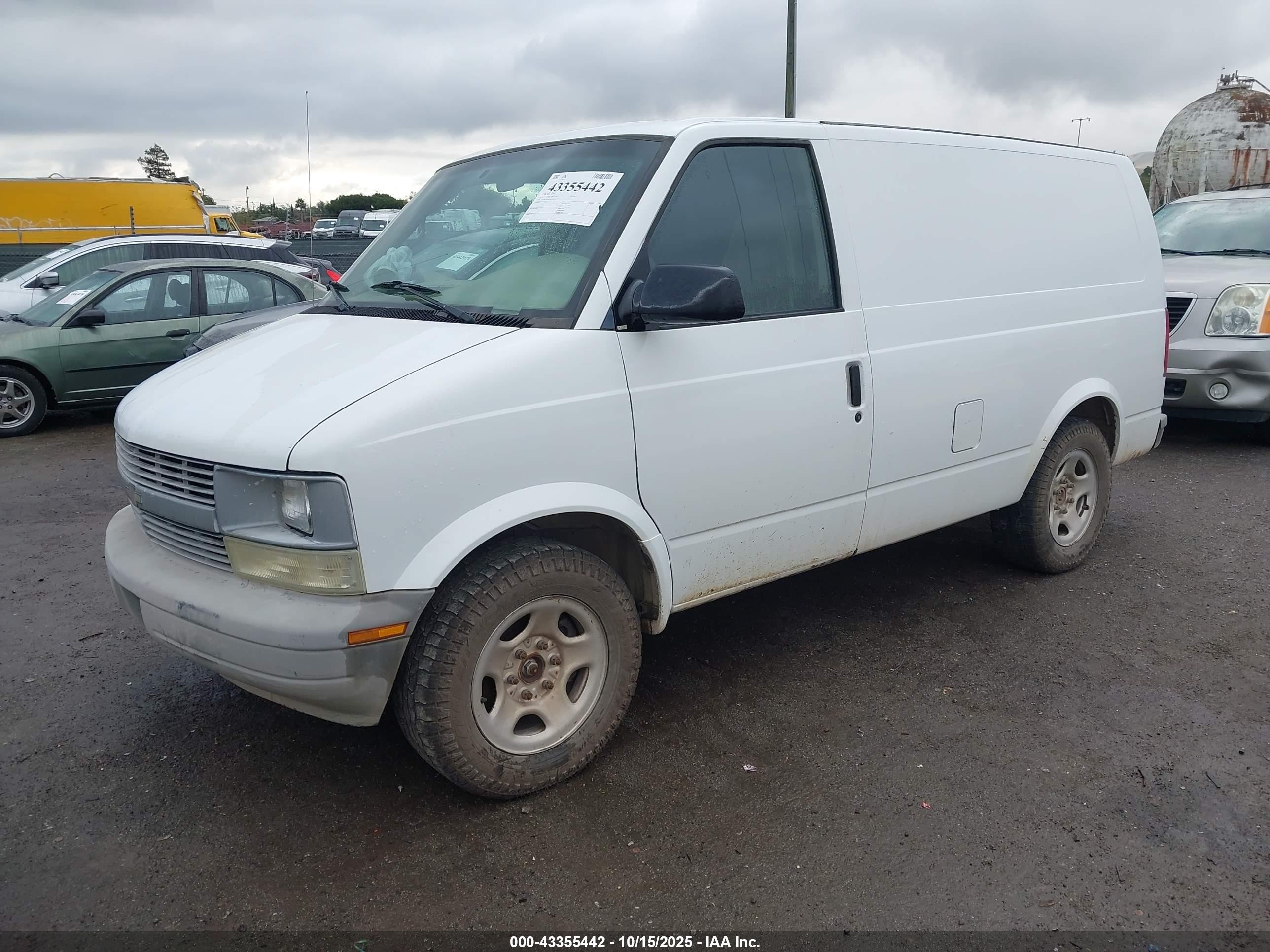 2004 Chevrolet Astro   White vin: 1GCDL19XX4B116718