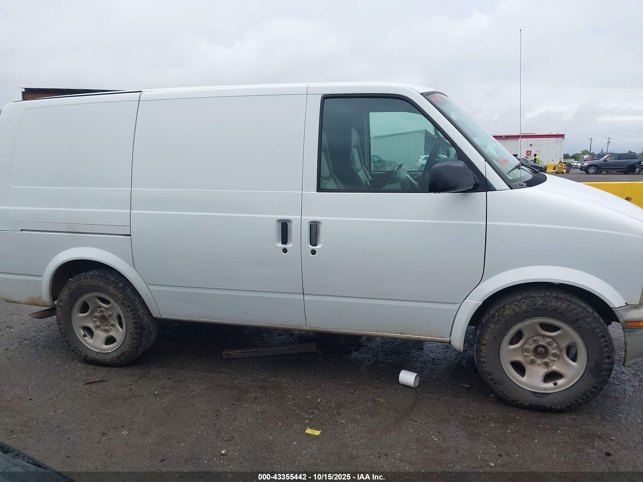 2004 Chevrolet Astro   White vin: 1GCDL19XX4B116718