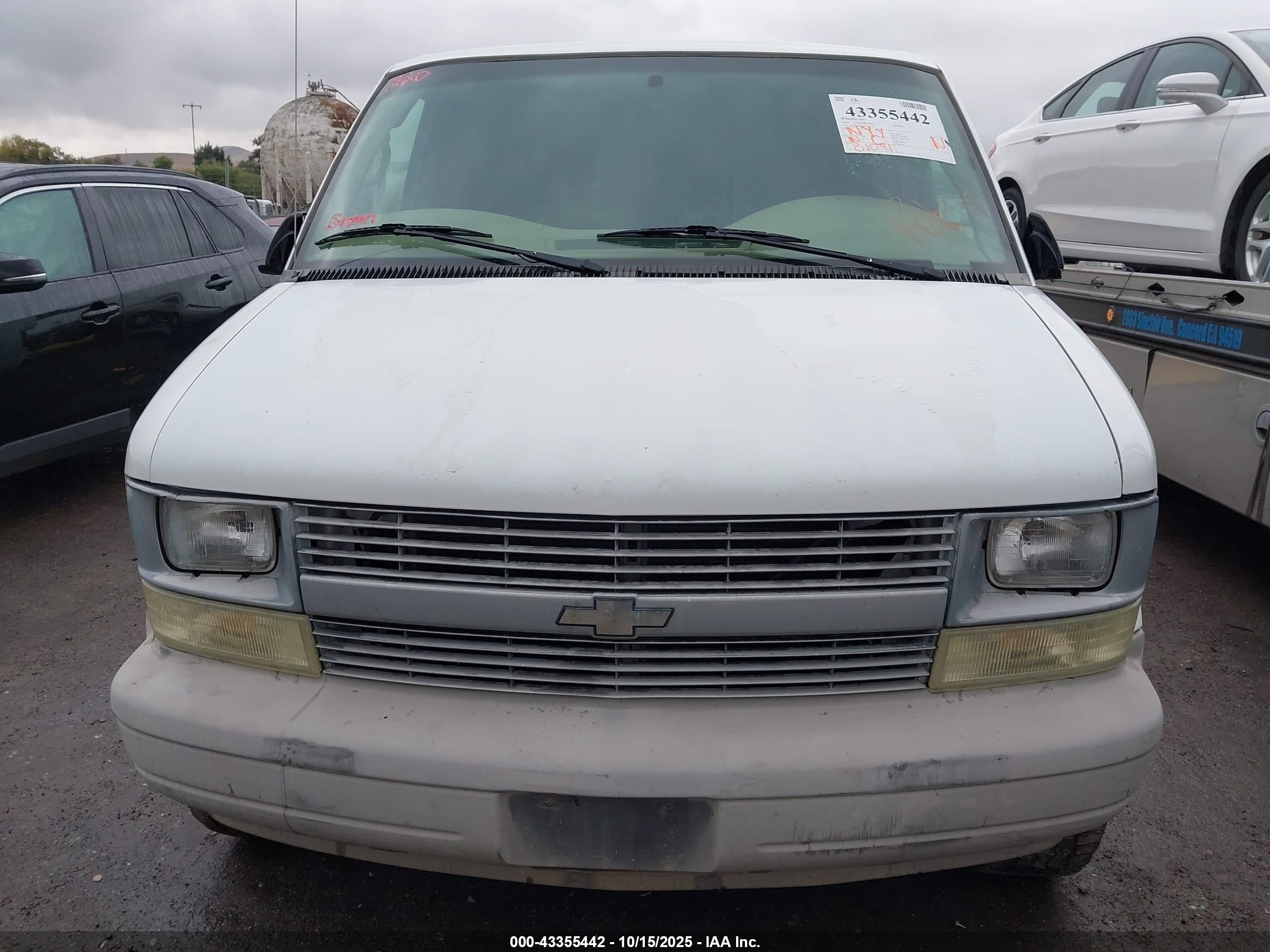 2004 Chevrolet Astro   White vin: 1GCDL19XX4B116718