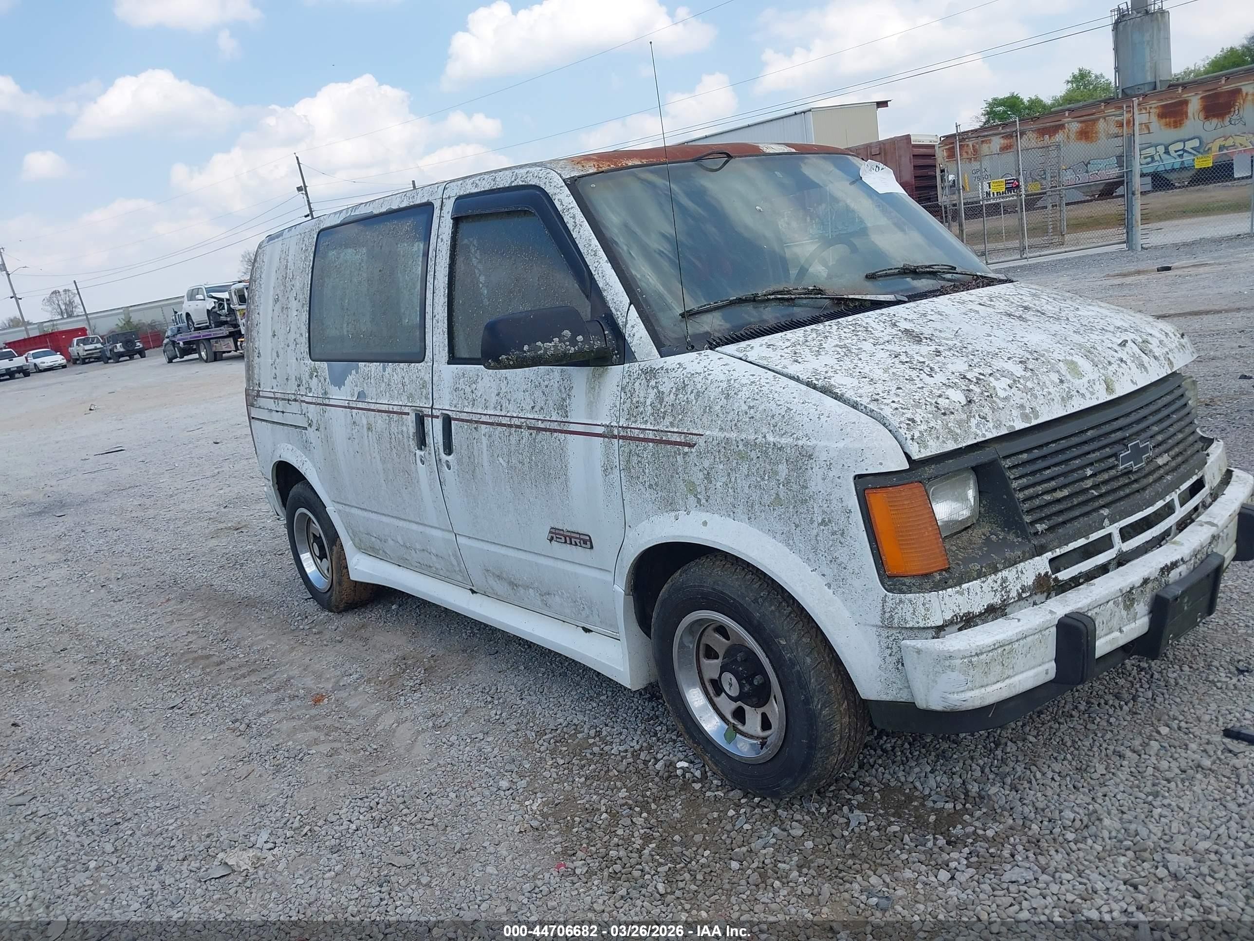 1993 Chevrolet Astro   White vin: 1GCDM15Z0PB116784