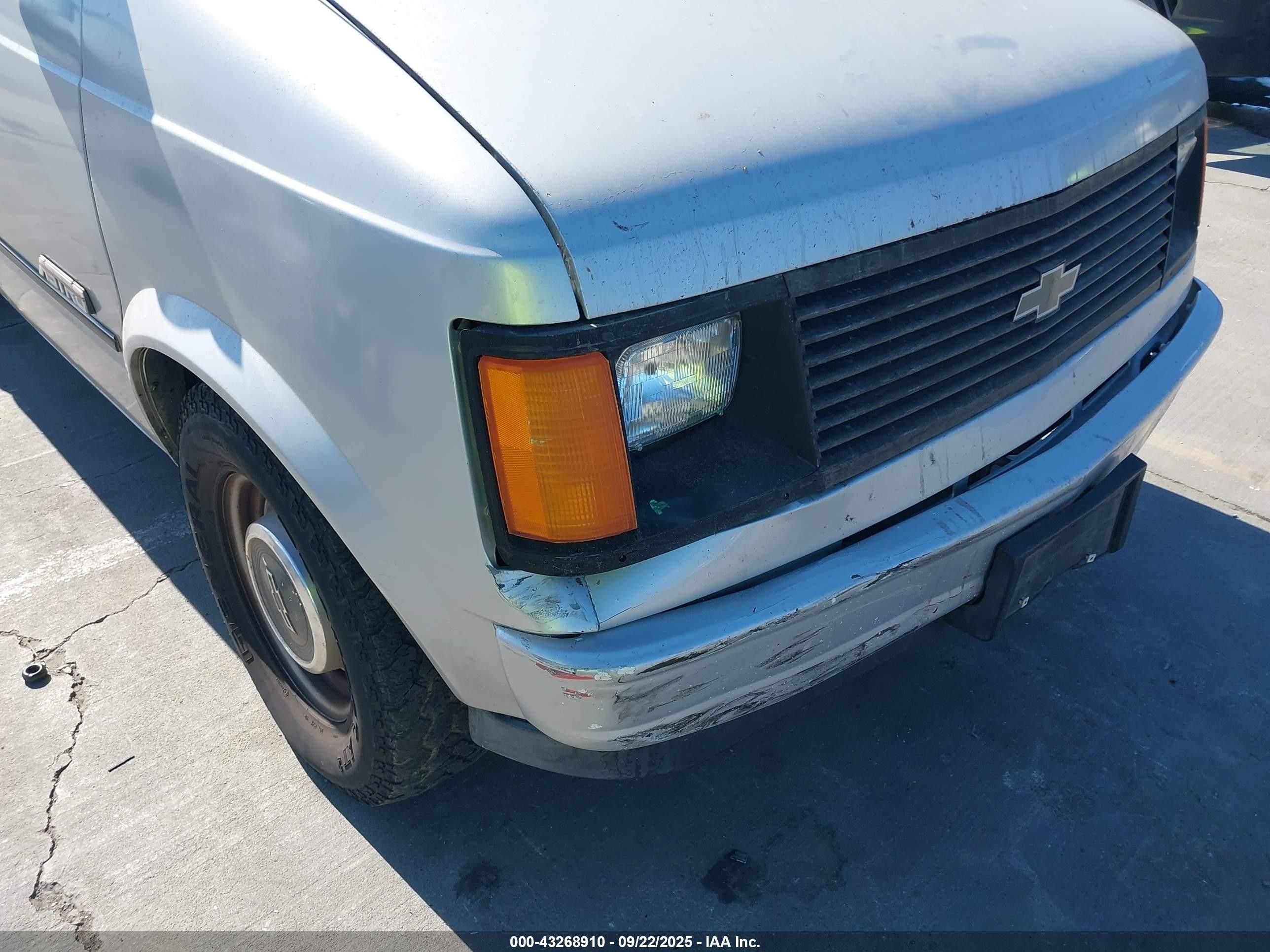 1988 Chevrolet Astro   Silver vin: 1GCDM15Z3JB238370