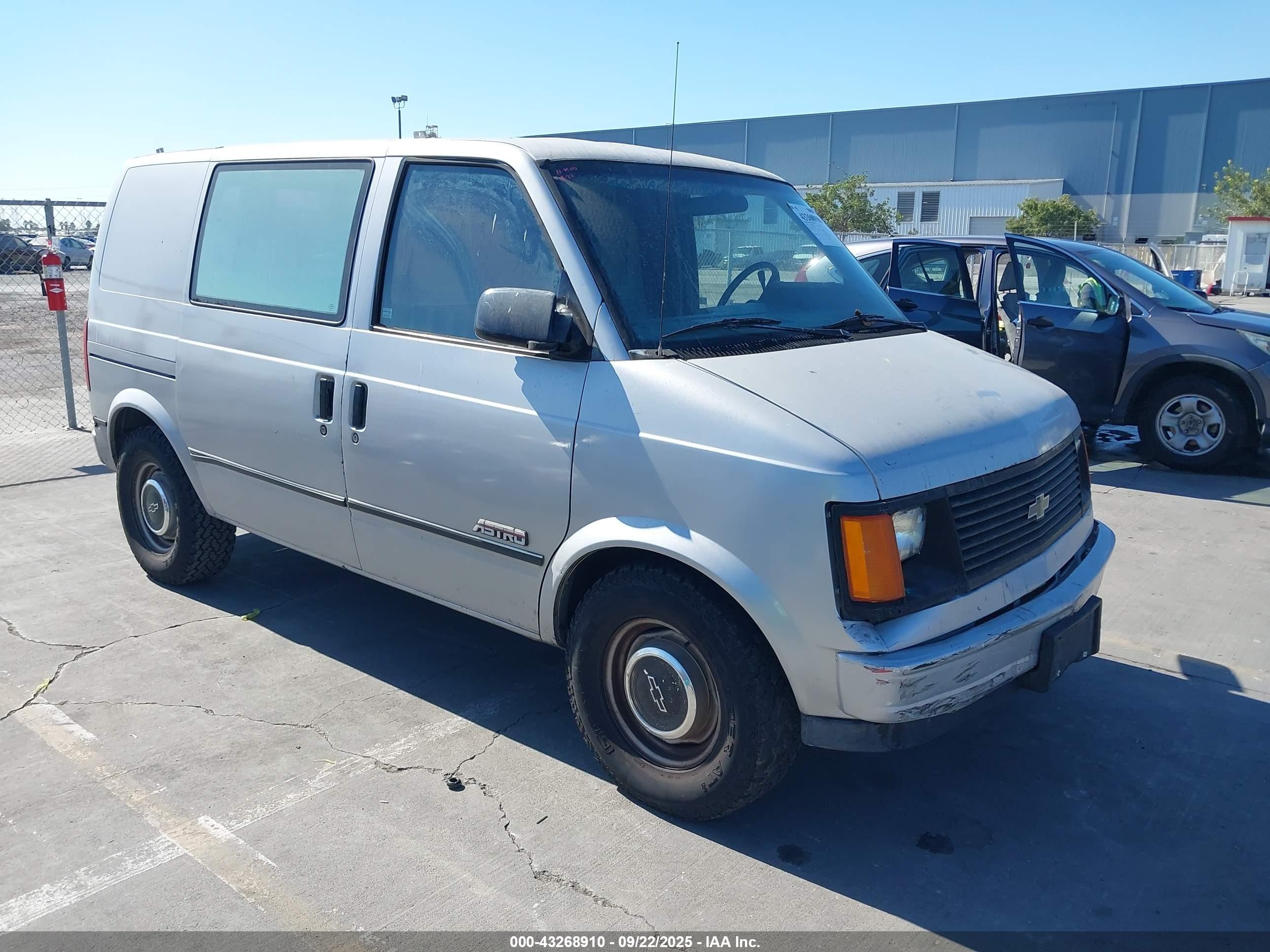 1988 Chevrolet Astro   Silver vin: 1GCDM15Z3JB238370