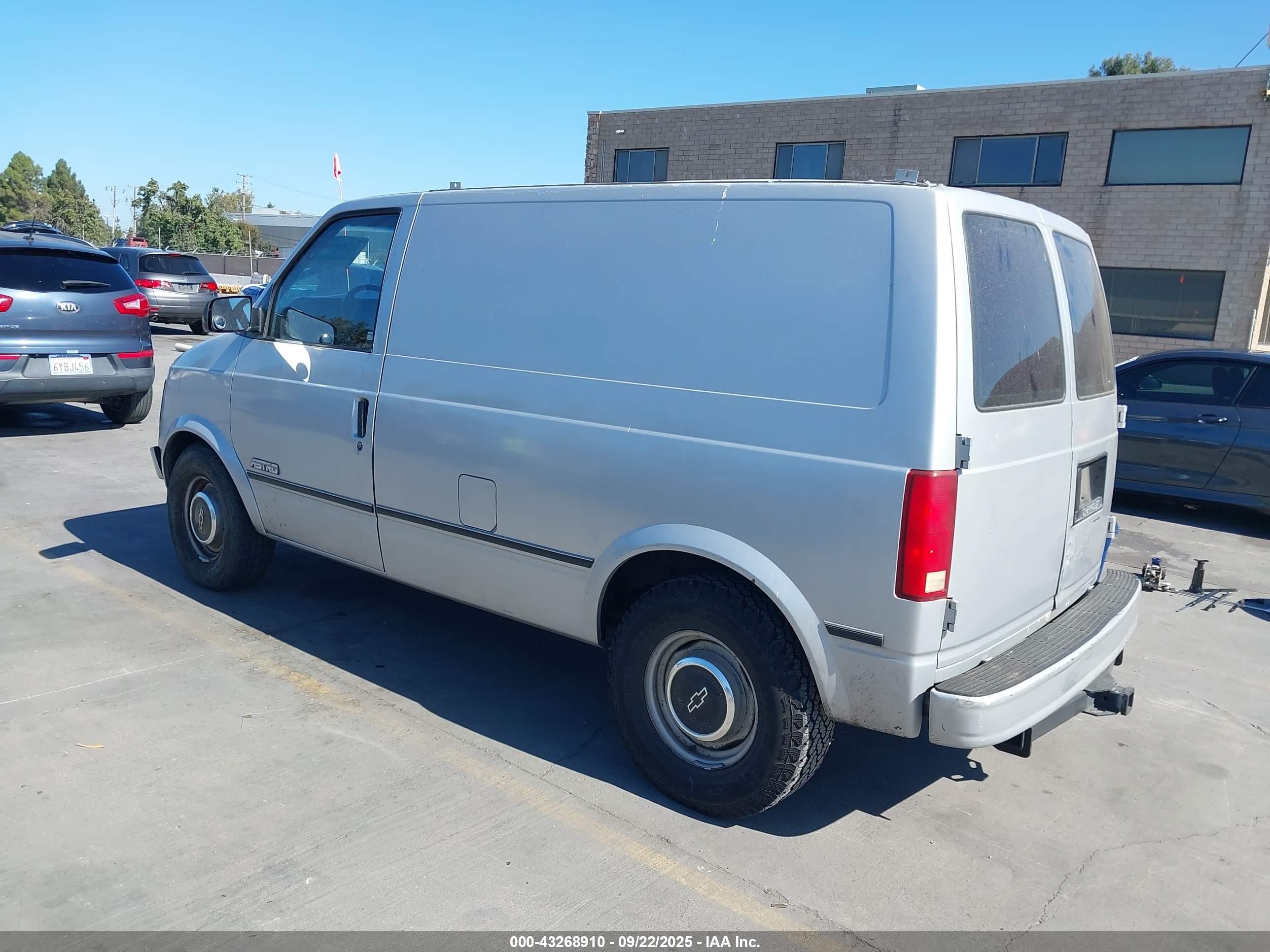 1988 Chevrolet Astro   Silver vin: 1GCDM15Z3JB238370