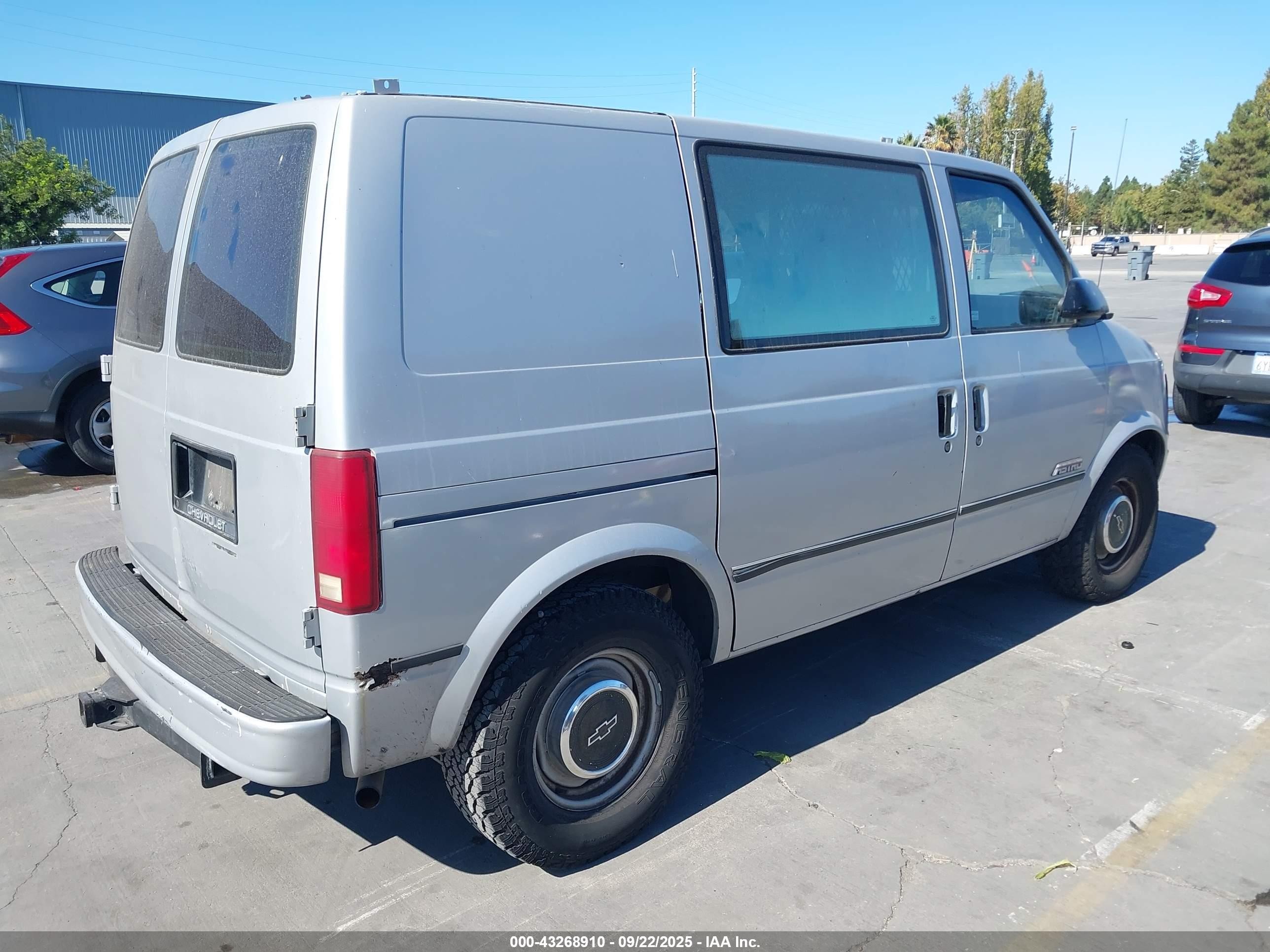 1988 Chevrolet Astro   Silver vin: 1GCDM15Z3JB238370