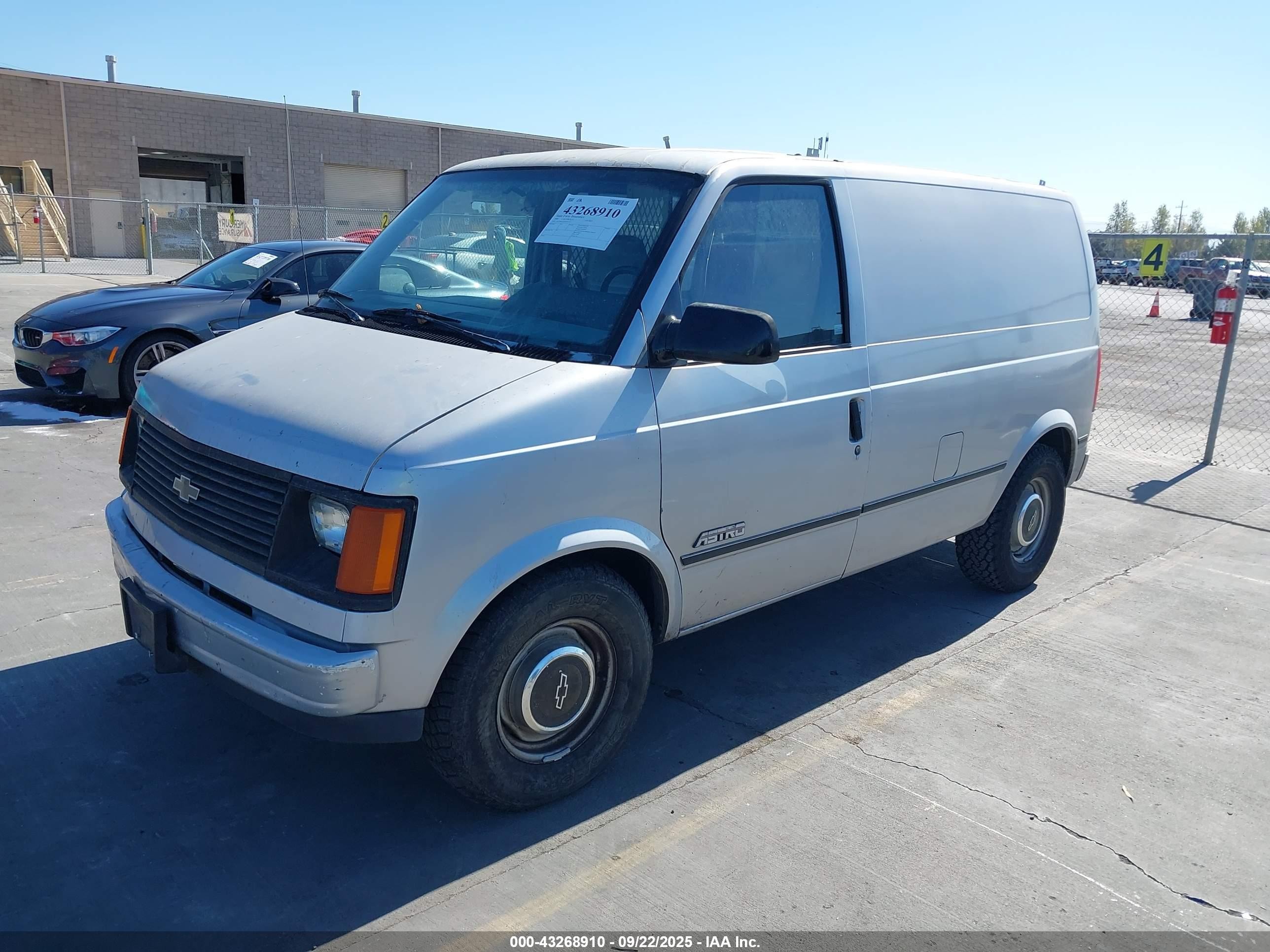 1988 Chevrolet Astro   Silver vin: 1GCDM15Z3JB238370