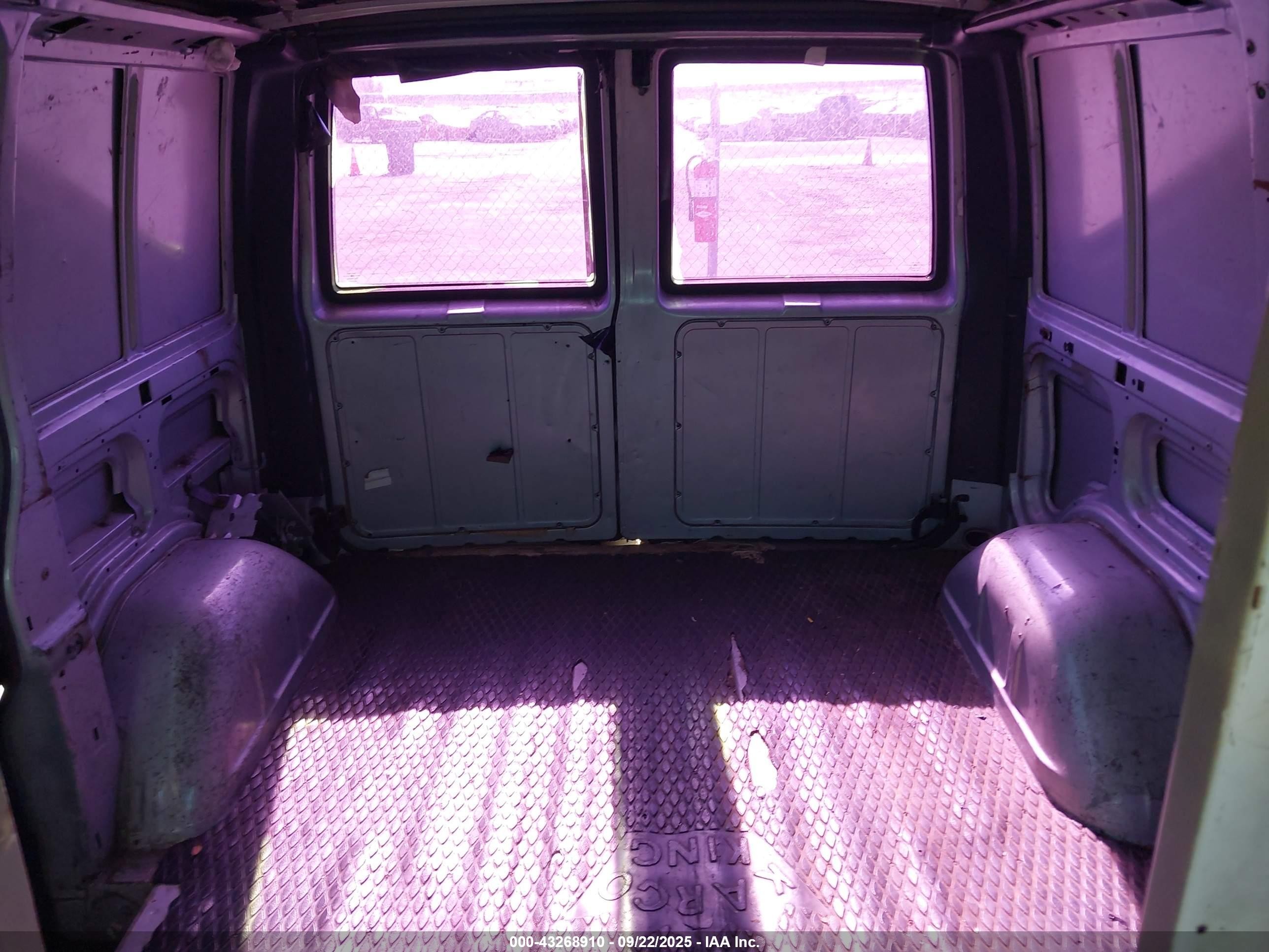 1988 Chevrolet Astro   Silver vin: 1GCDM15Z3JB238370