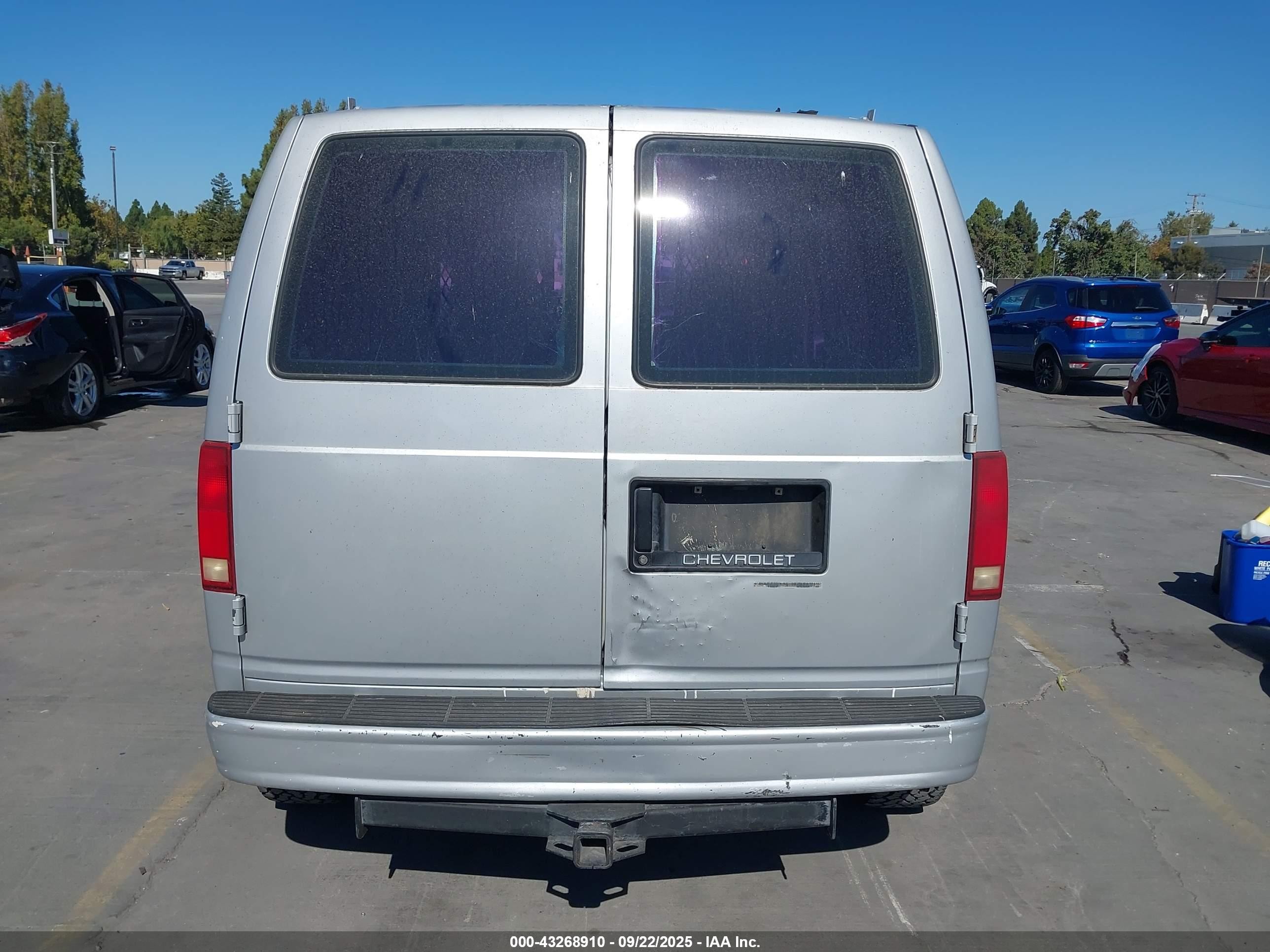 1988 Chevrolet Astro   Silver vin: 1GCDM15Z3JB238370