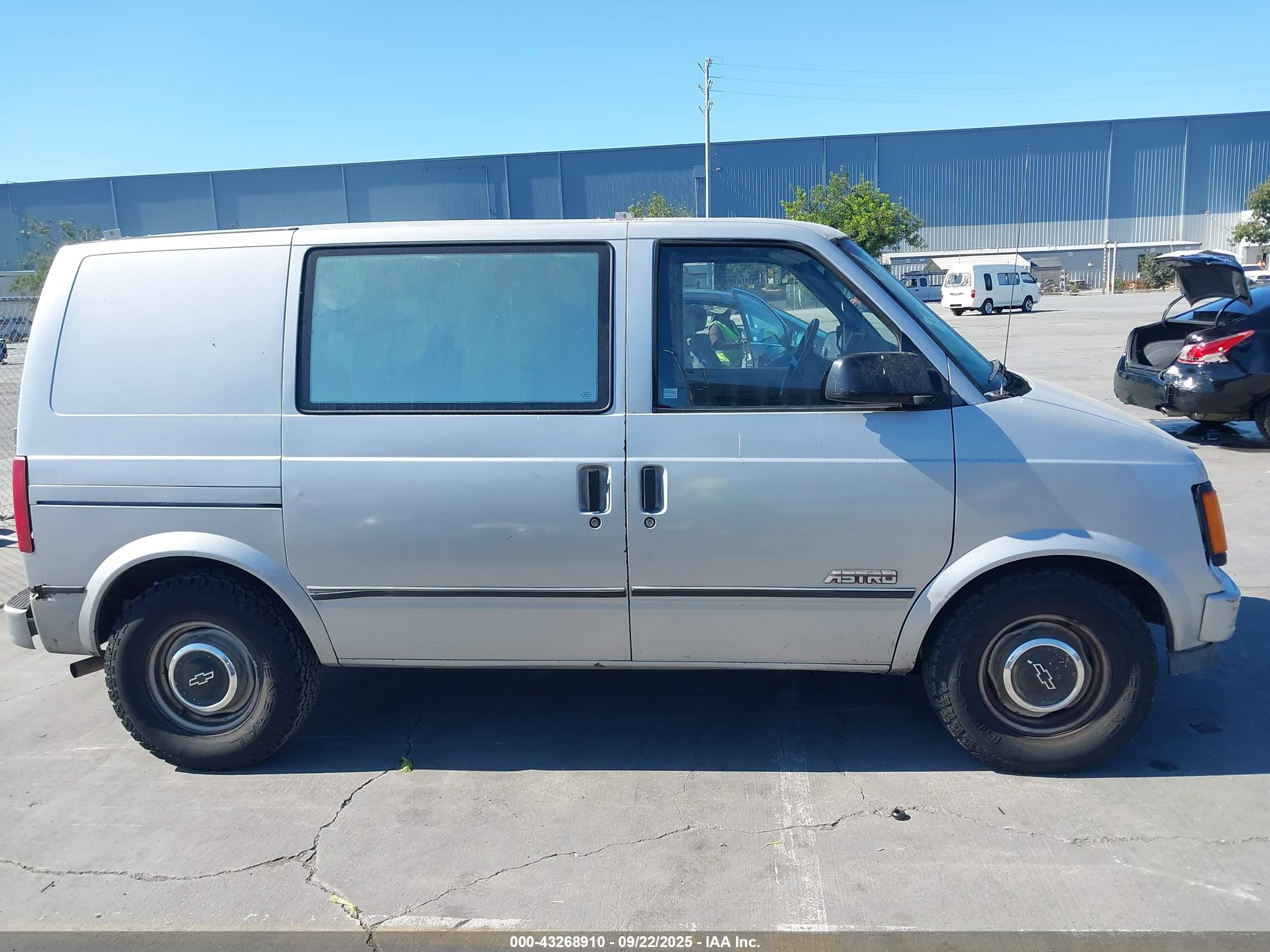 1988 Chevrolet Astro   Silver vin: 1GCDM15Z3JB238370