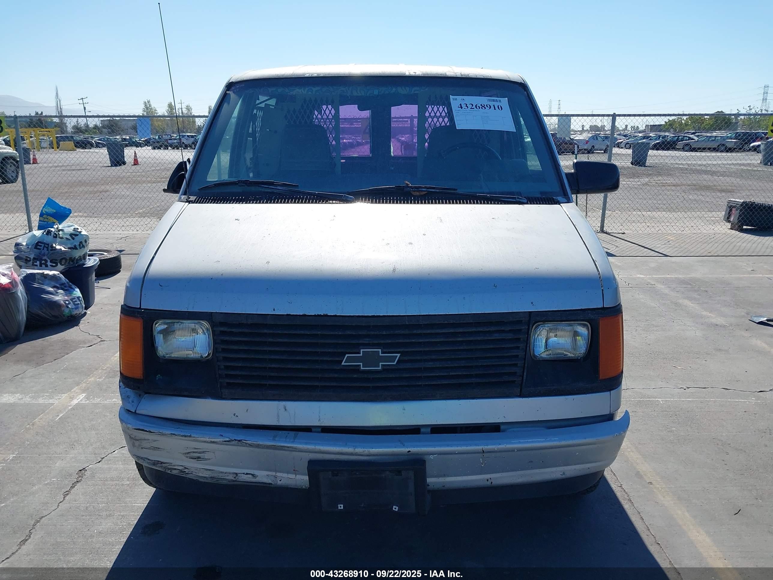 1988 Chevrolet Astro   Silver vin: 1GCDM15Z3JB238370