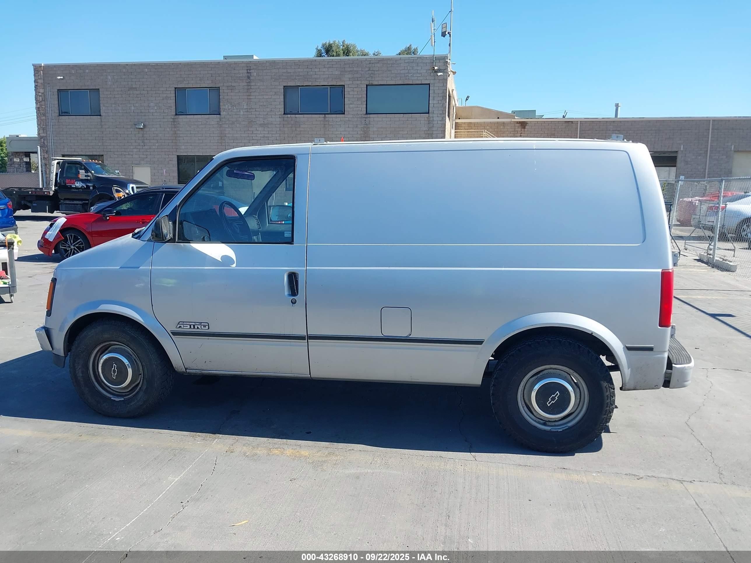 1988 Chevrolet Astro   Silver vin: 1GCDM15Z3JB238370