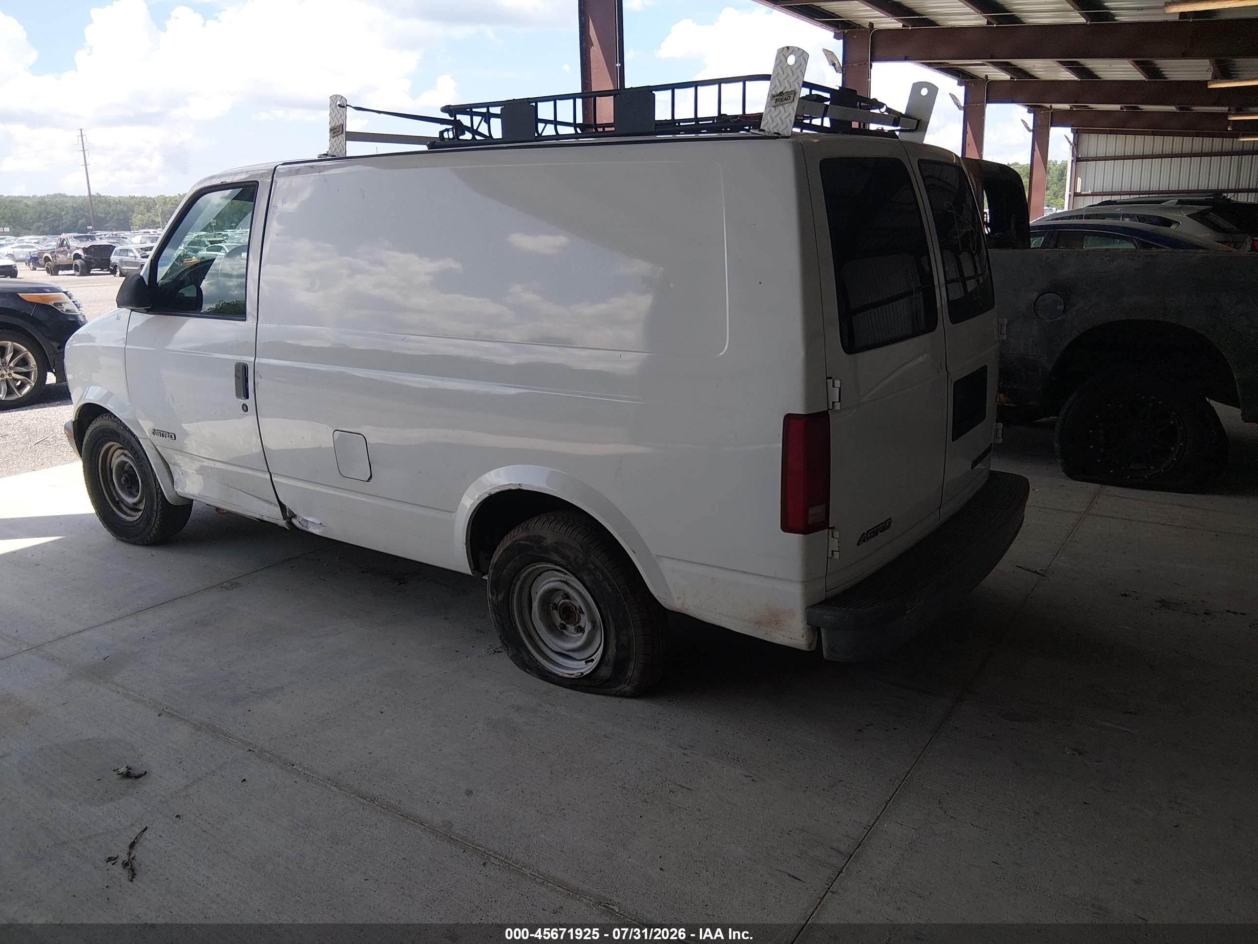 2001 Chevrolet Astro   Белый vin: 1GCDM19W01B107039