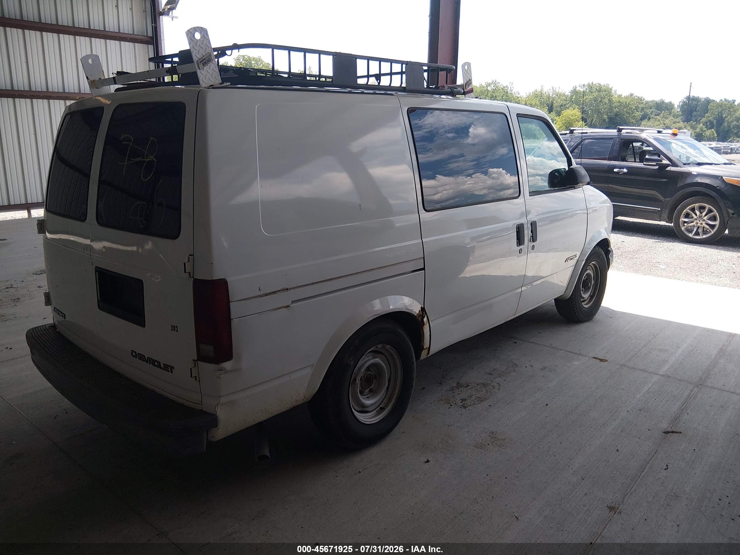 2001 Chevrolet Astro   Белый vin: 1GCDM19W01B107039