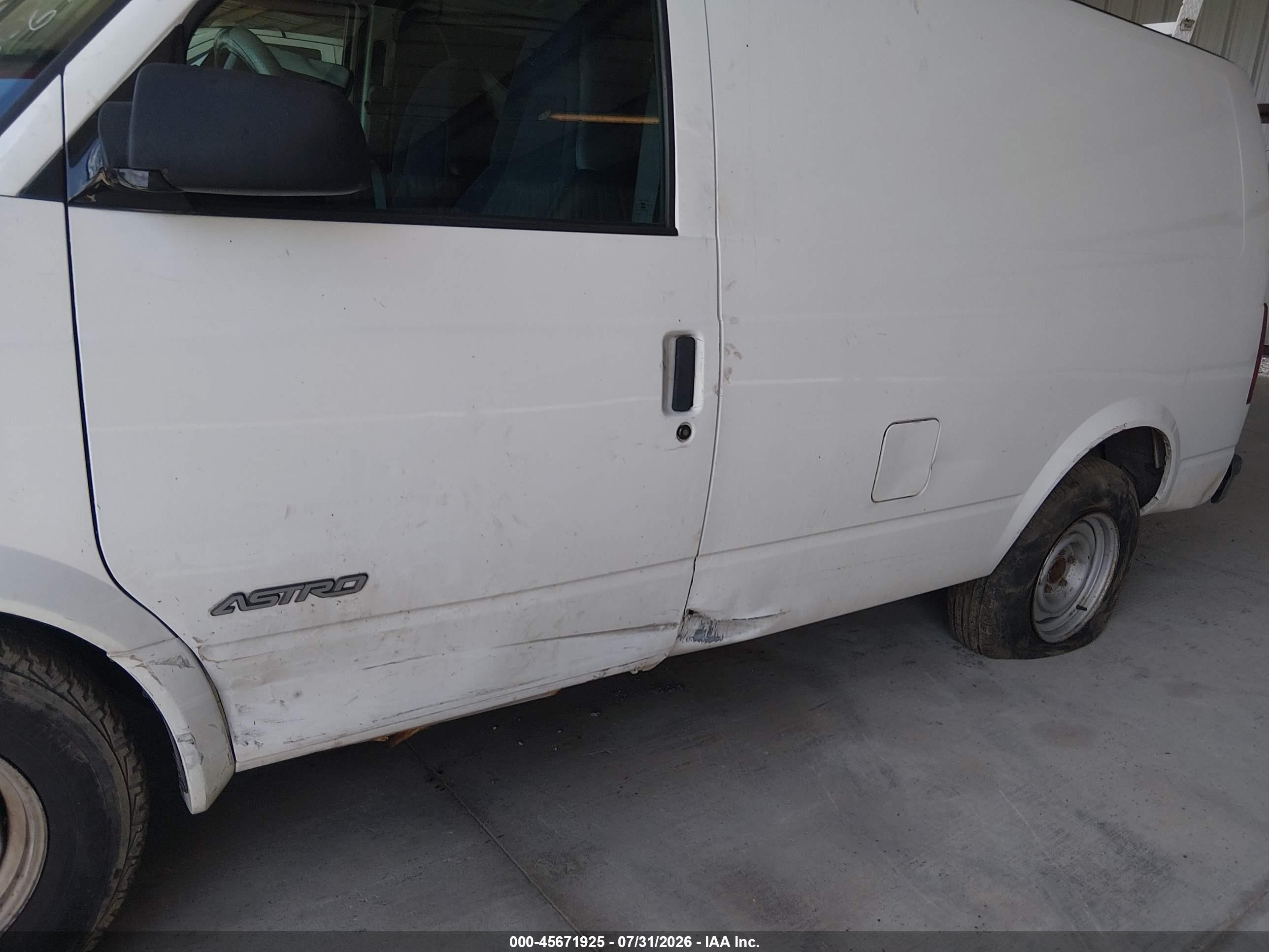 2001 Chevrolet Astro   Белый vin: 1GCDM19W01B107039