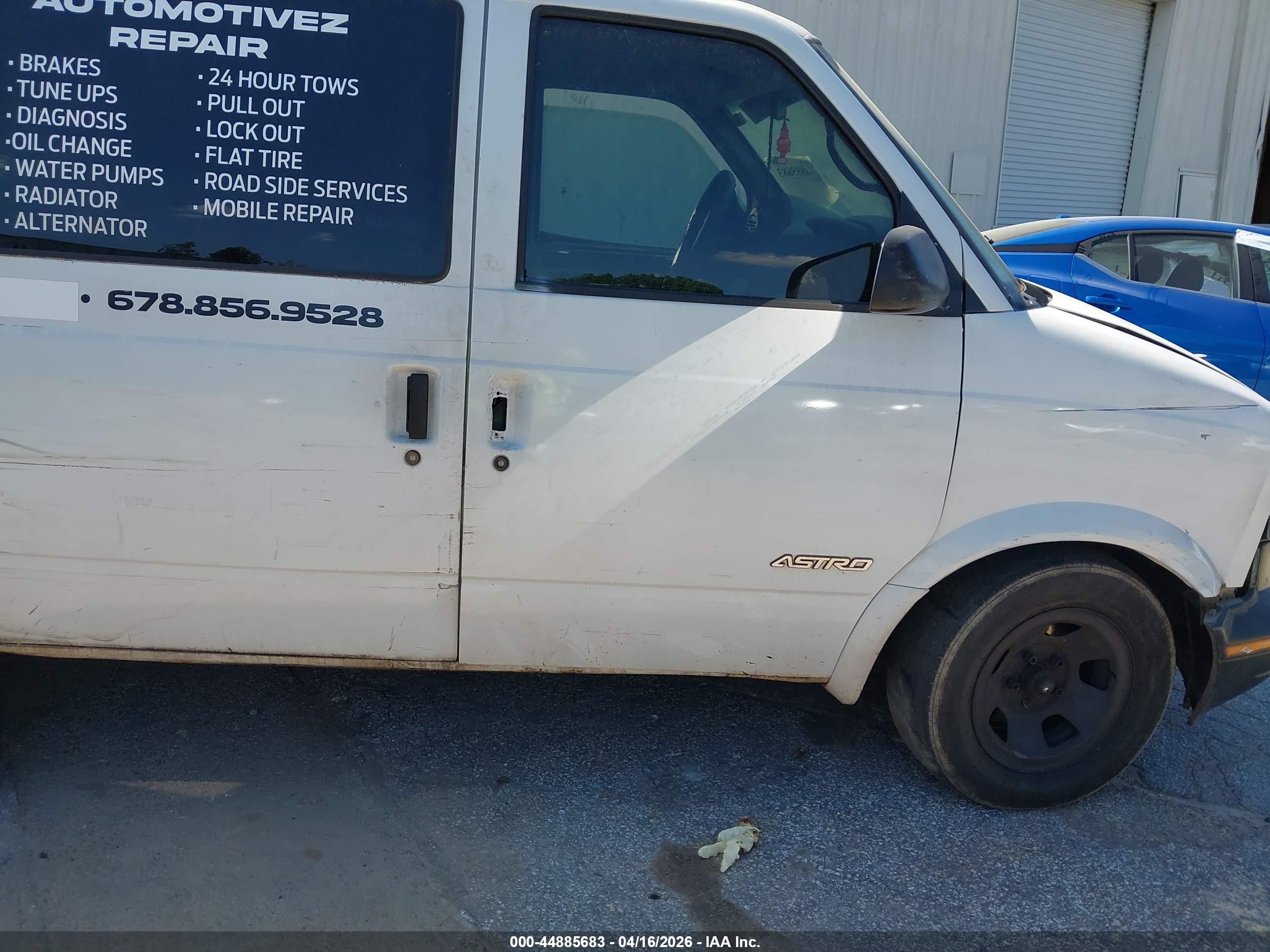 2001 Chevrolet Astro   White vin: 1GCDM19W01B115769