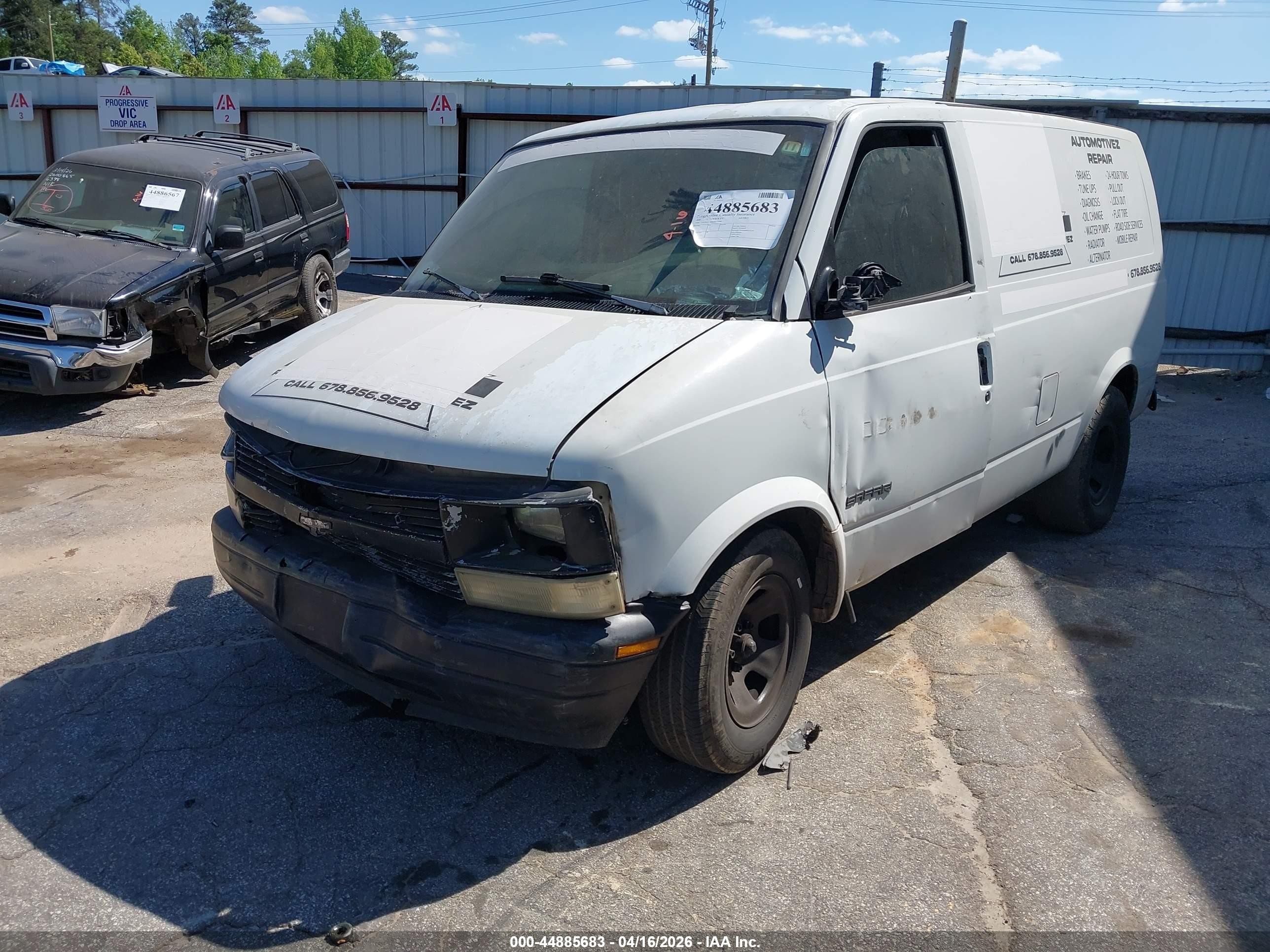 2001 Chevrolet Astro   White vin: 1GCDM19W01B115769