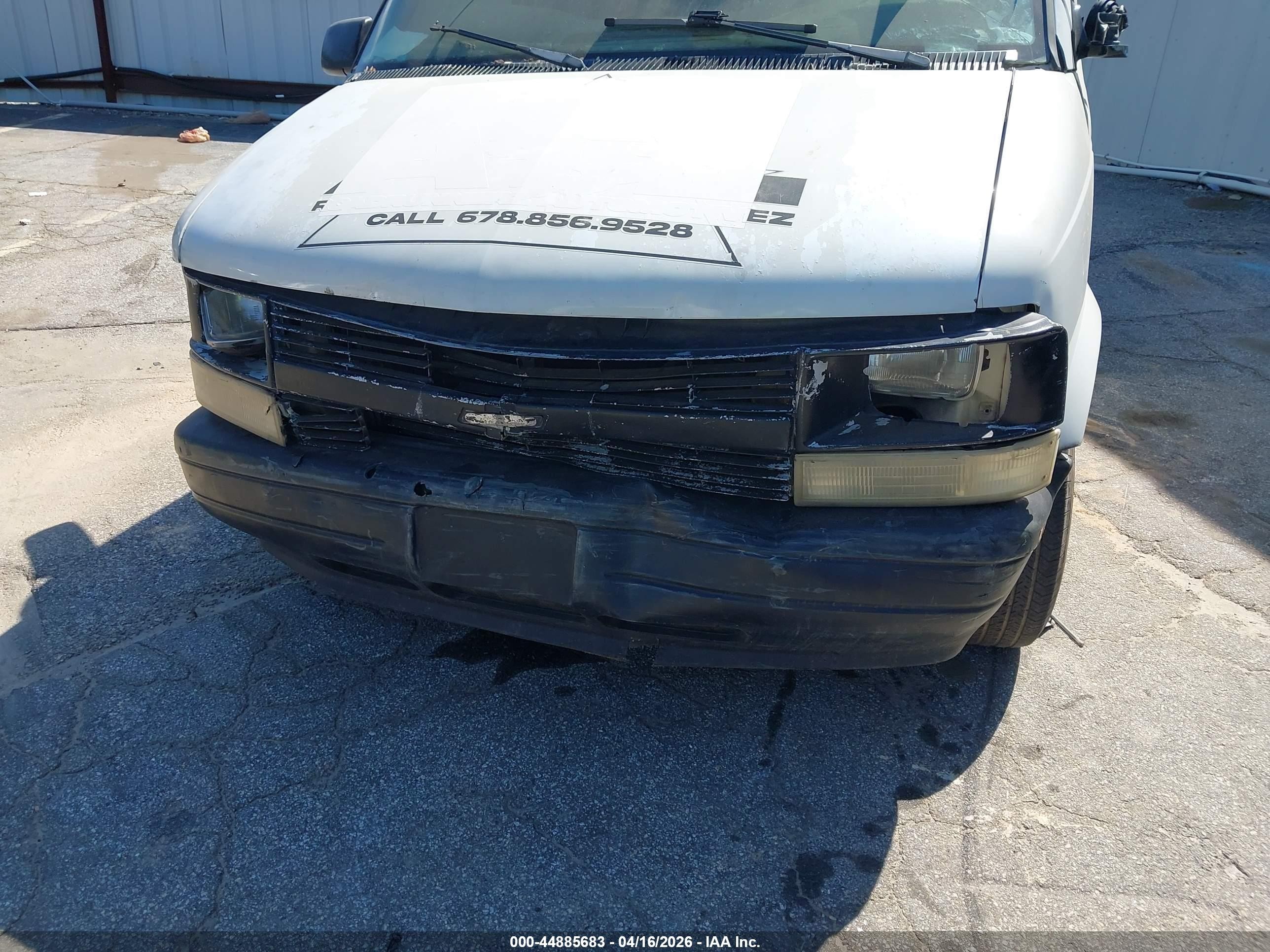 2001 Chevrolet Astro   White vin: 1GCDM19W01B115769