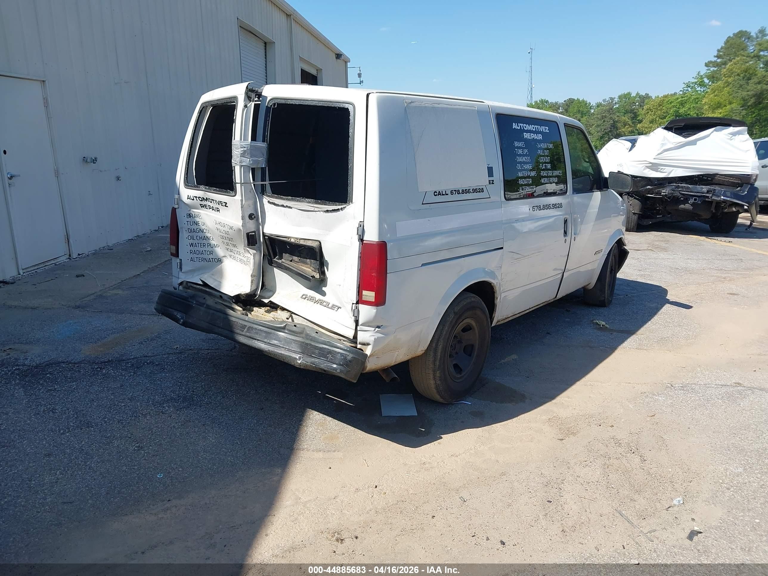 2001 Chevrolet Astro   White vin: 1GCDM19W01B115769