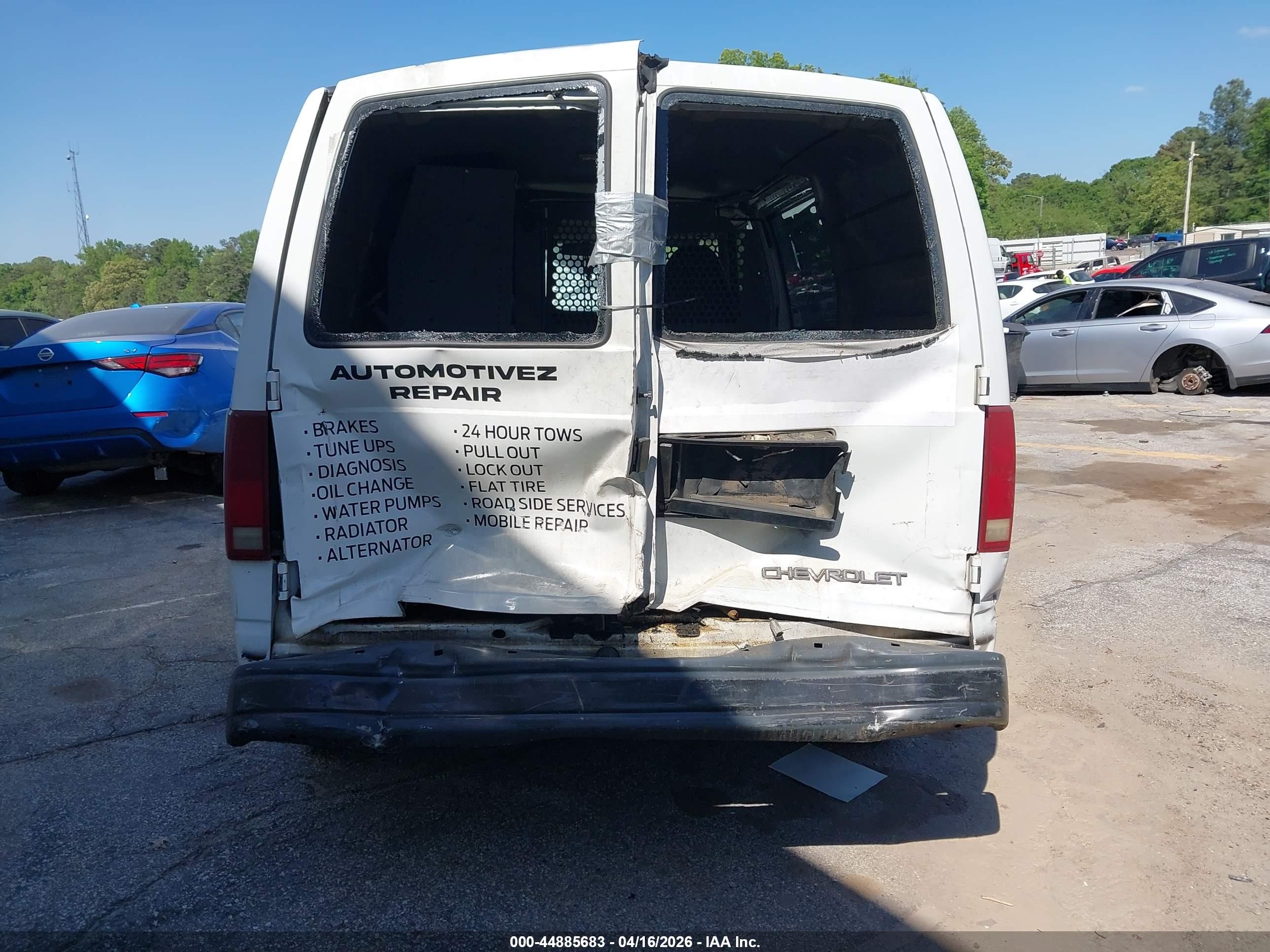 2001 Chevrolet Astro   White vin: 1GCDM19W01B115769
