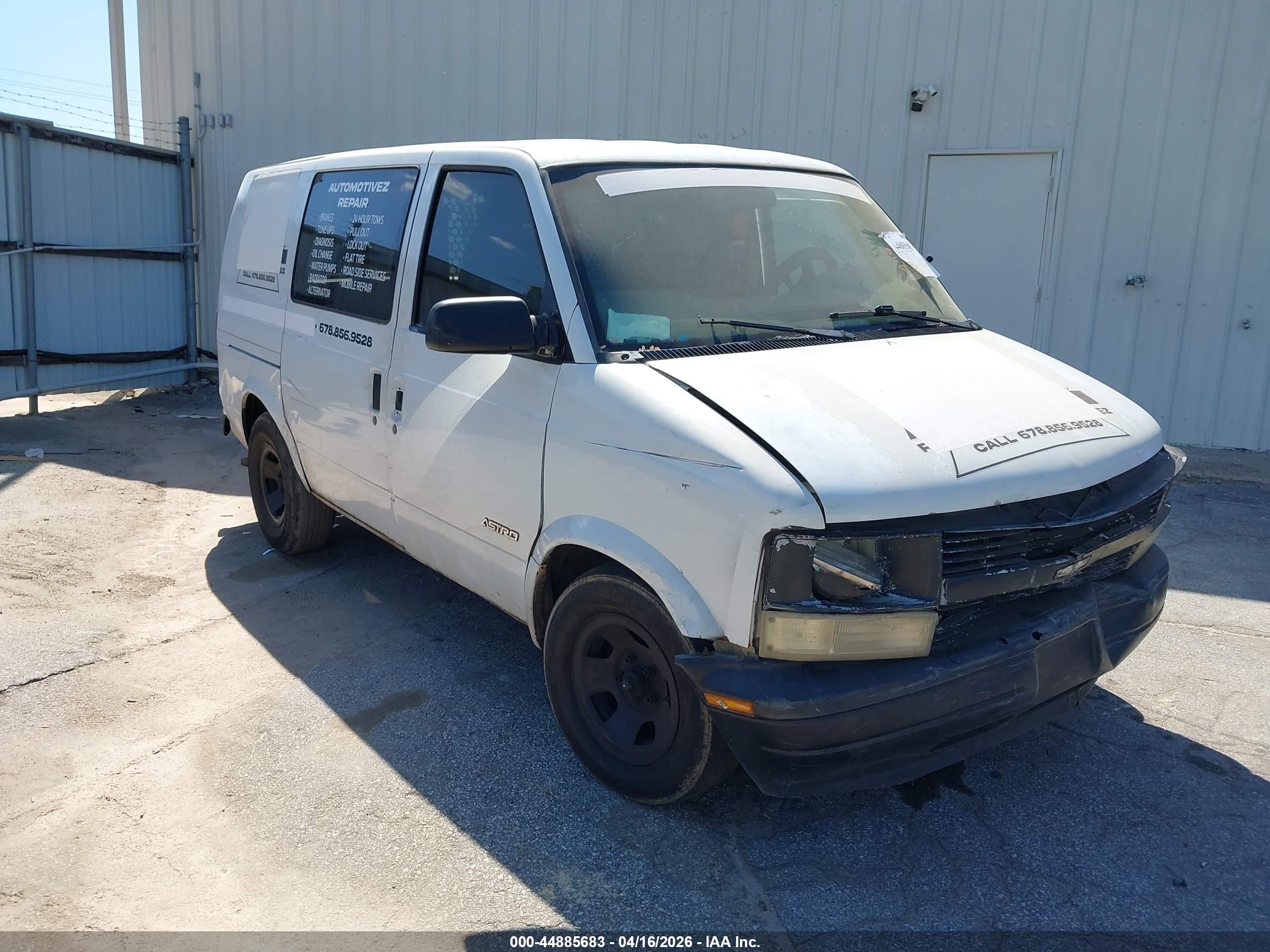 2001 Chevrolet Astro   White vin: 1GCDM19W01B115769