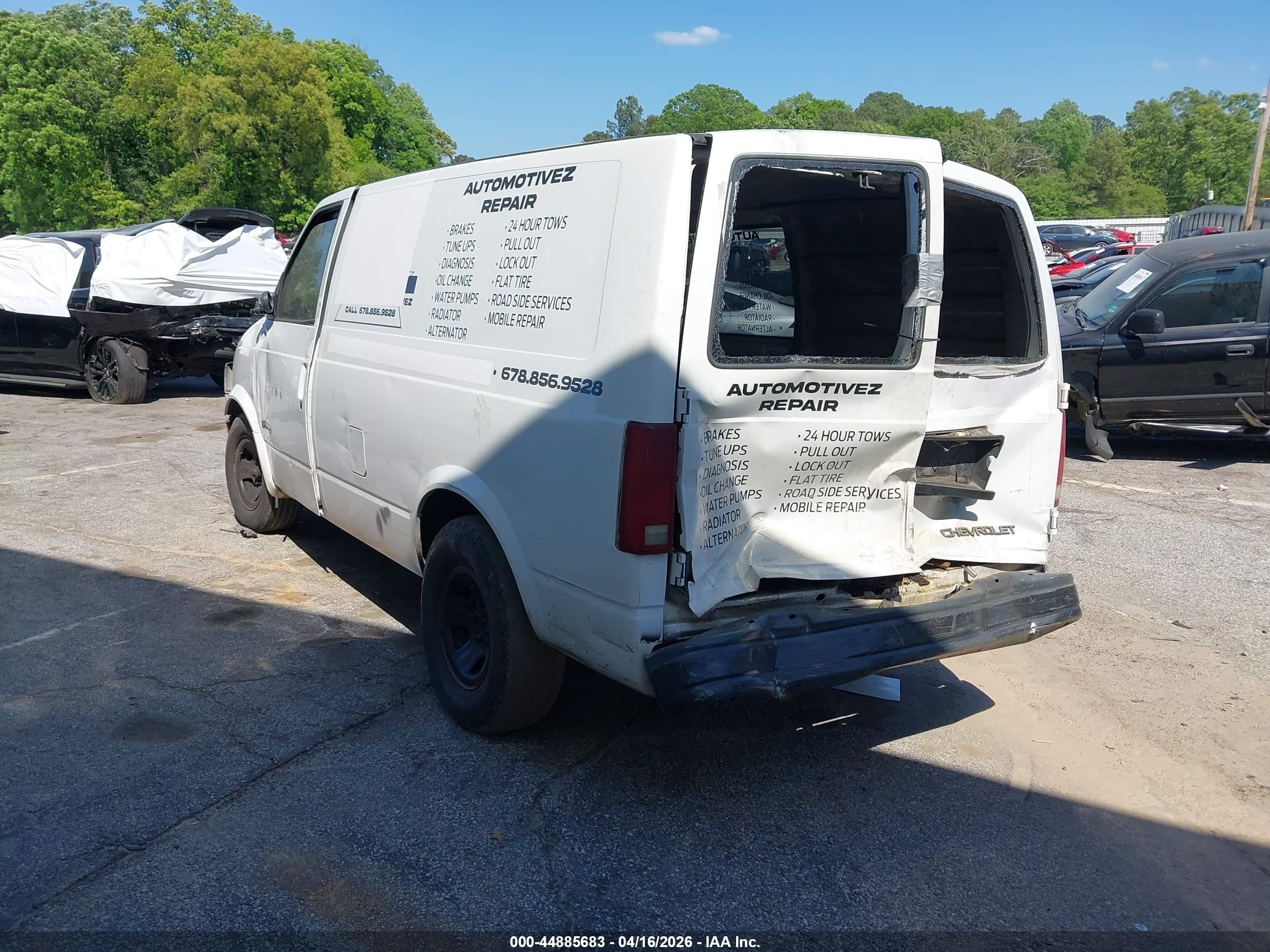 2001 Chevrolet Astro   White vin: 1GCDM19W01B115769