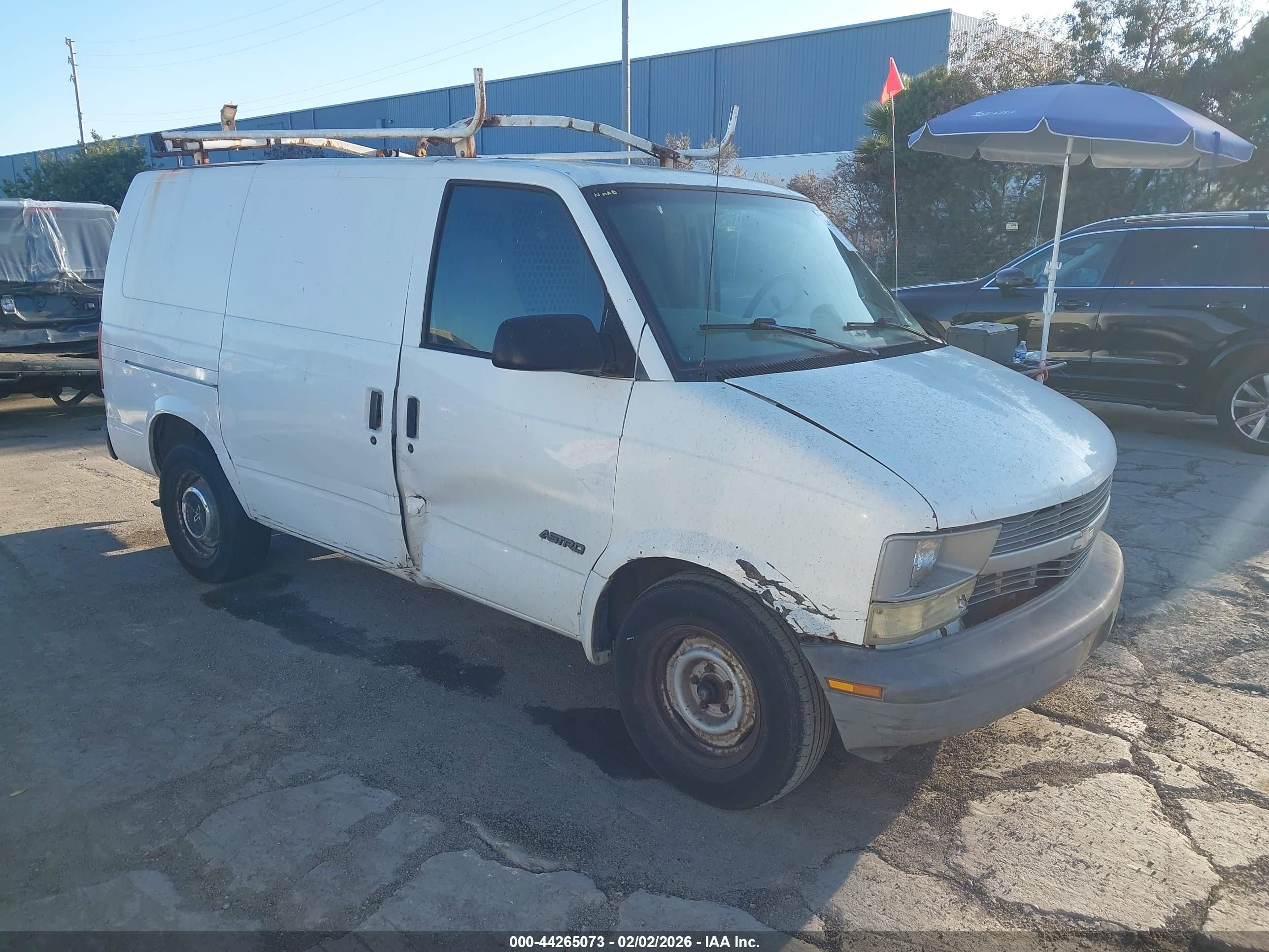 1999 Chevrolet Astro   White vin: 1GCDM19W0XB182929
