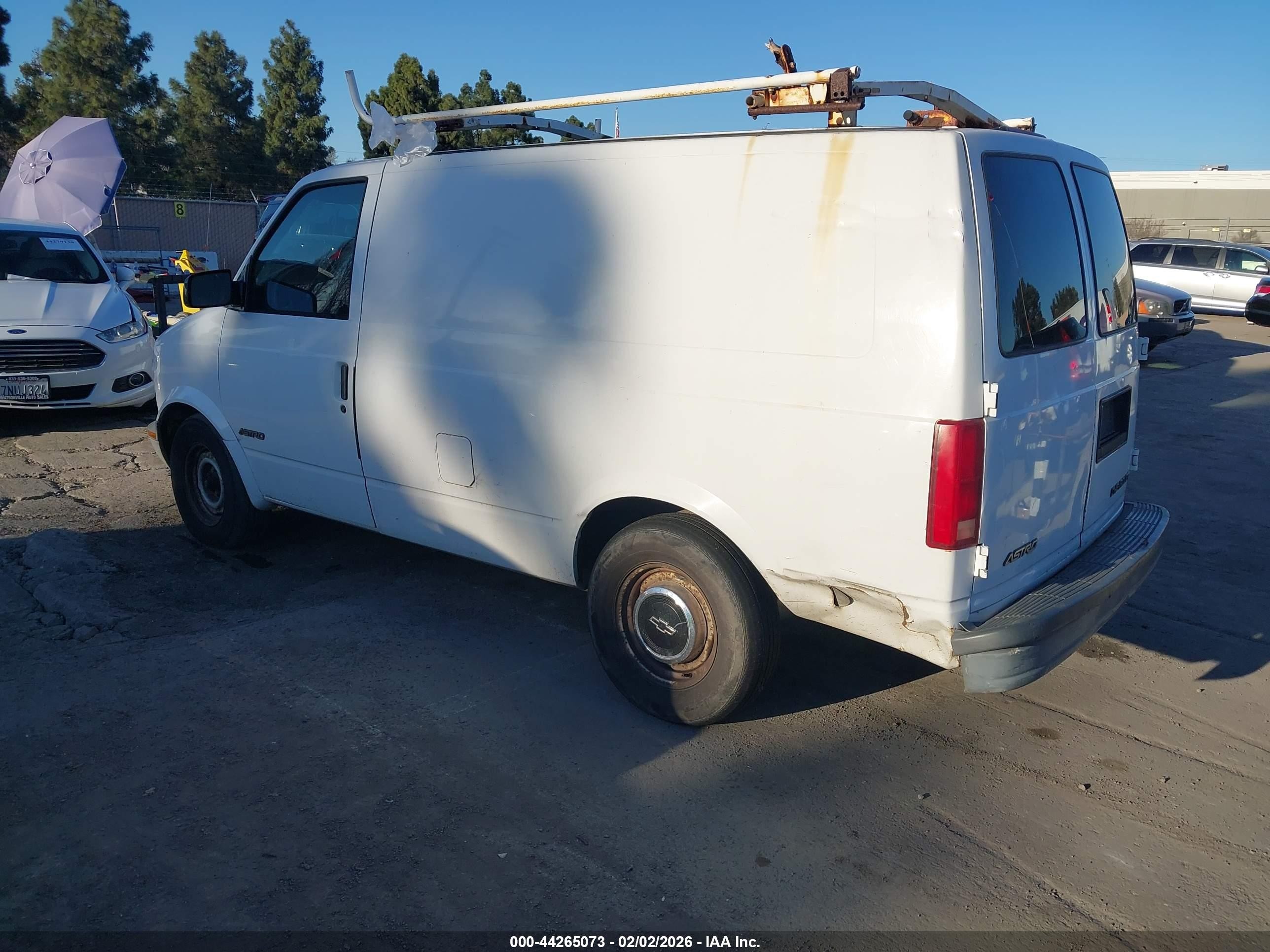 1999 Chevrolet Astro   White vin: 1GCDM19W0XB182929