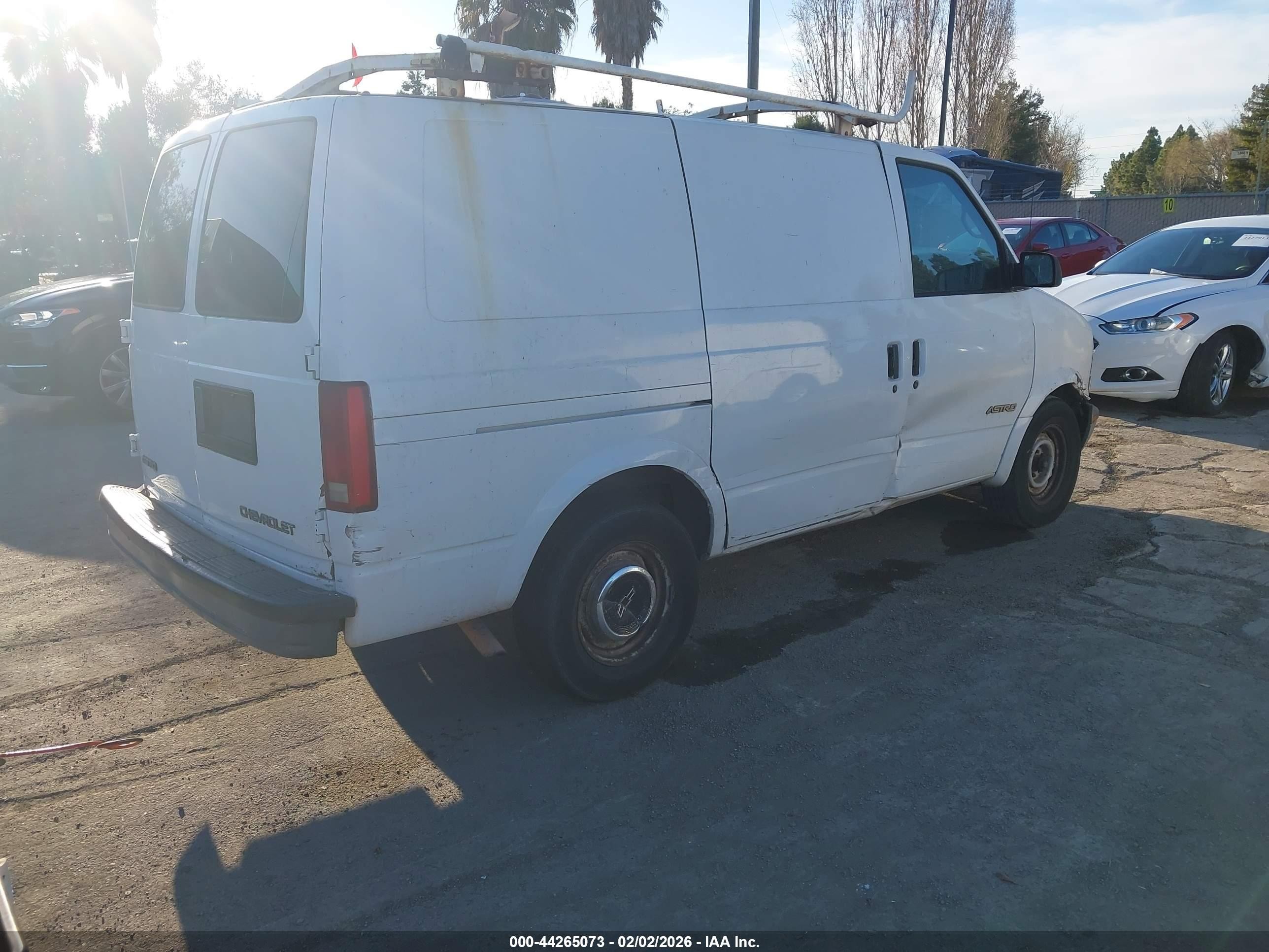 1999 Chevrolet Astro   White vin: 1GCDM19W0XB182929