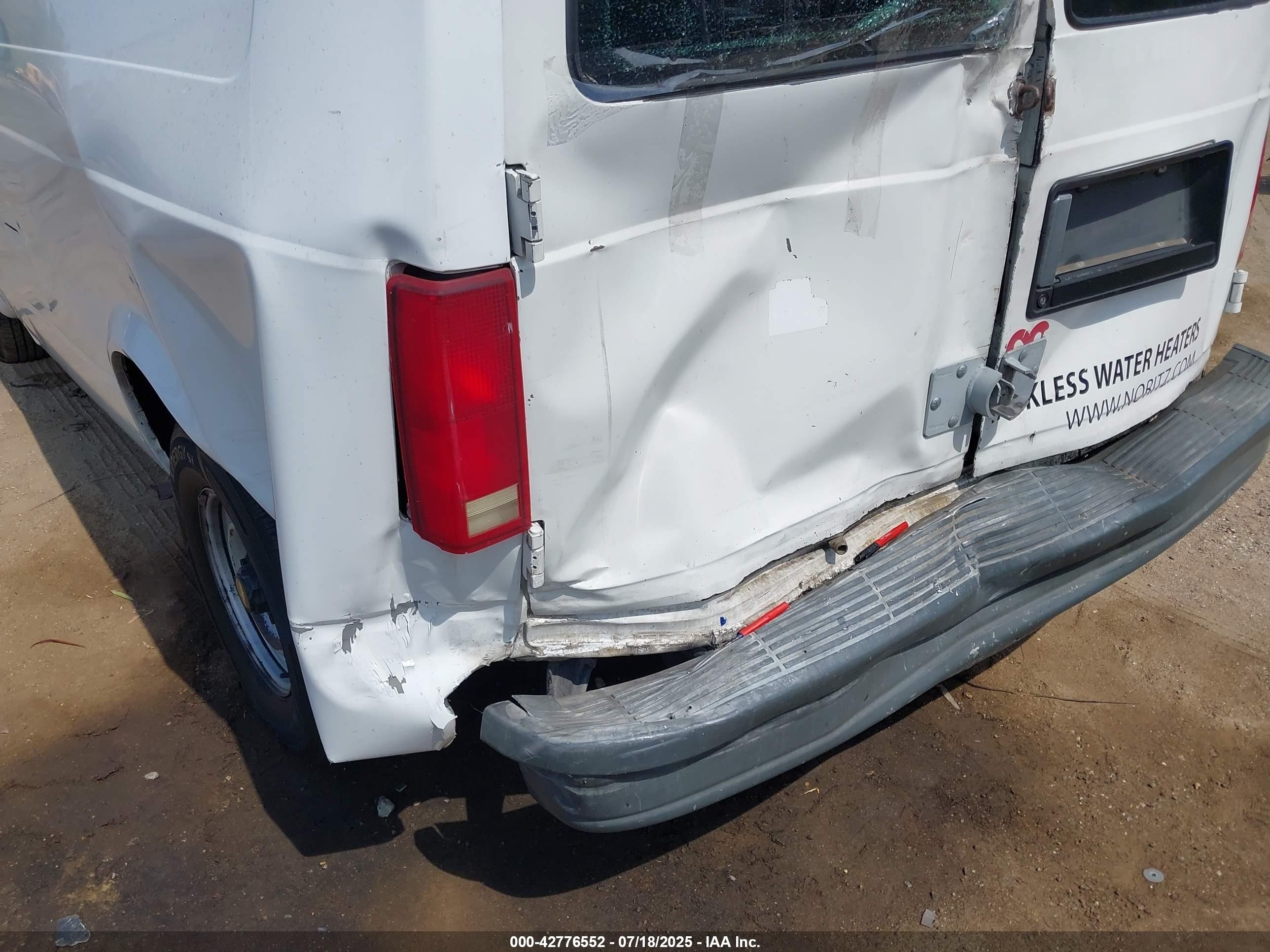 2000 Chevrolet Astro   vin: 1GCDM19W0YB114230