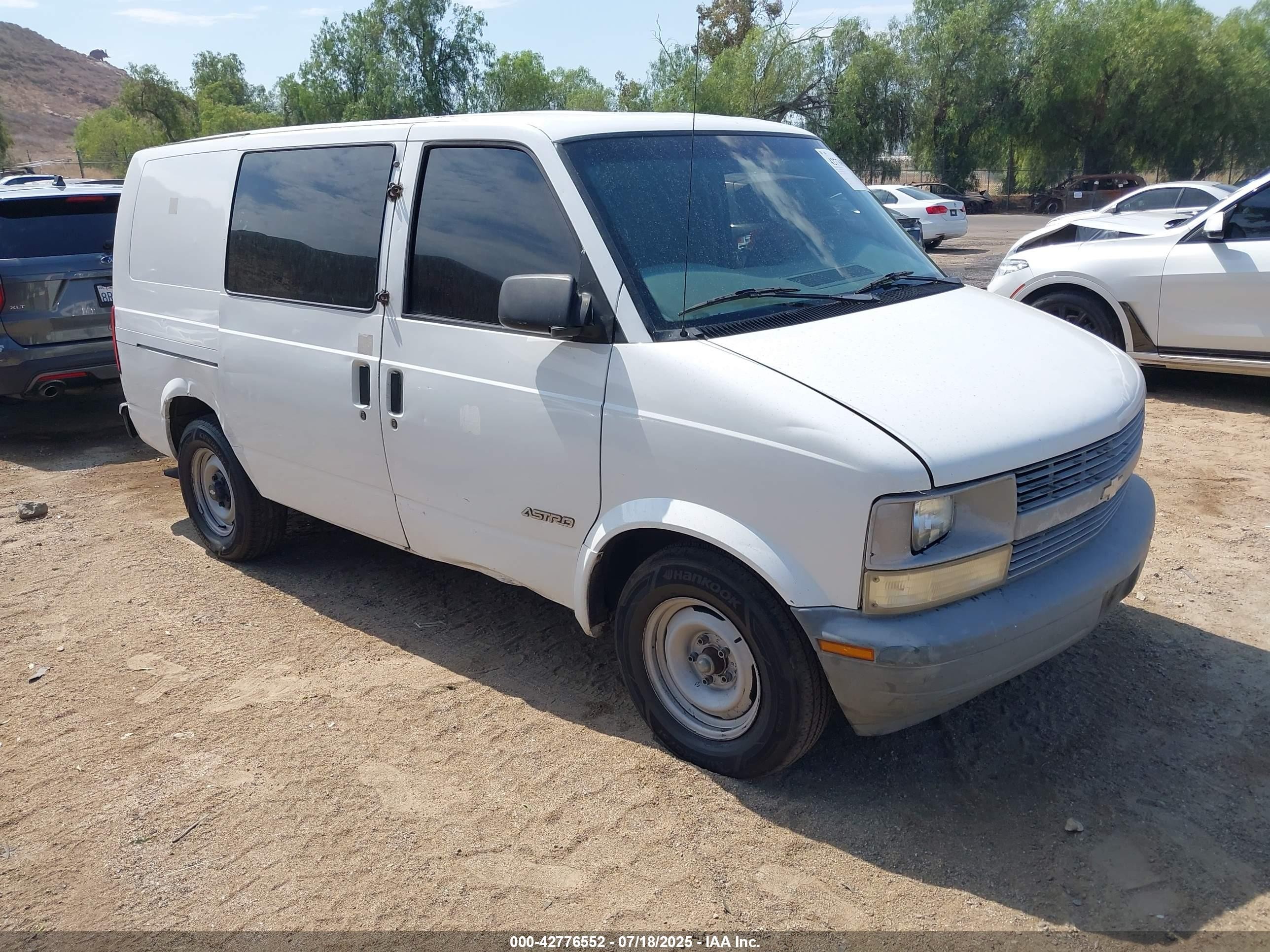 2000 Chevrolet Astro   vin: 1GCDM19W0YB114230