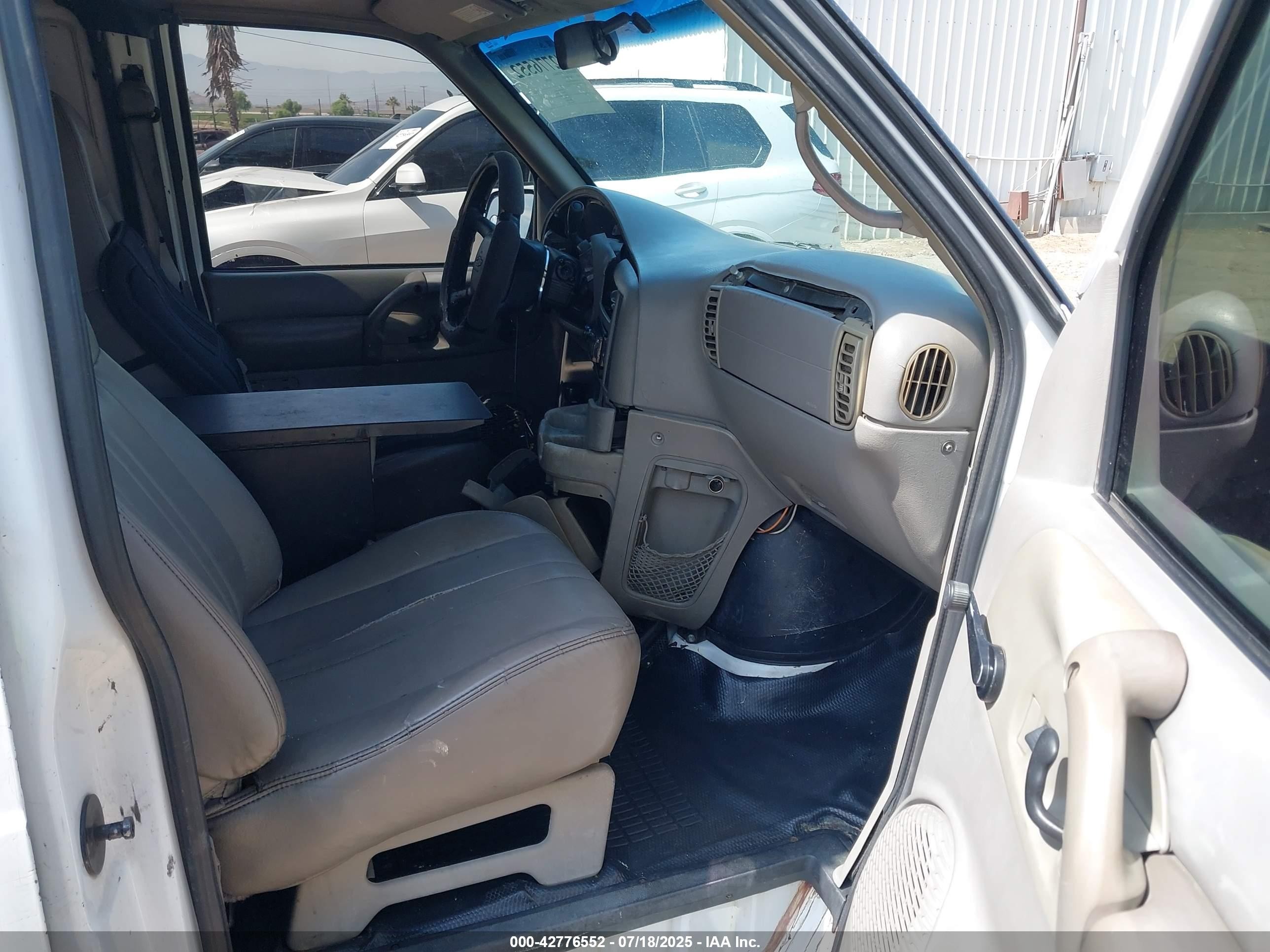 2000 Chevrolet Astro   vin: 1GCDM19W0YB114230