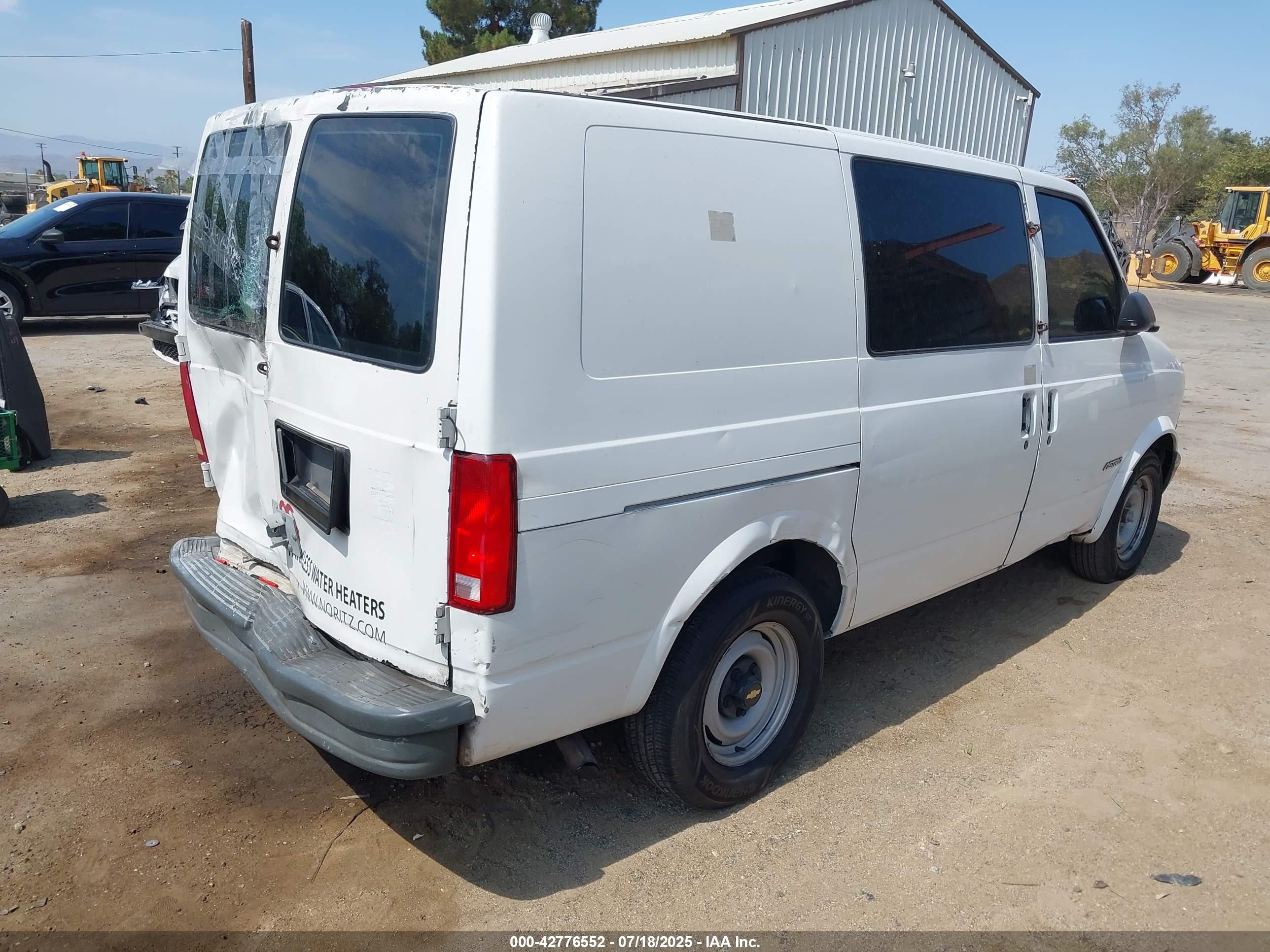 2000 Chevrolet Astro   vin: 1GCDM19W0YB114230