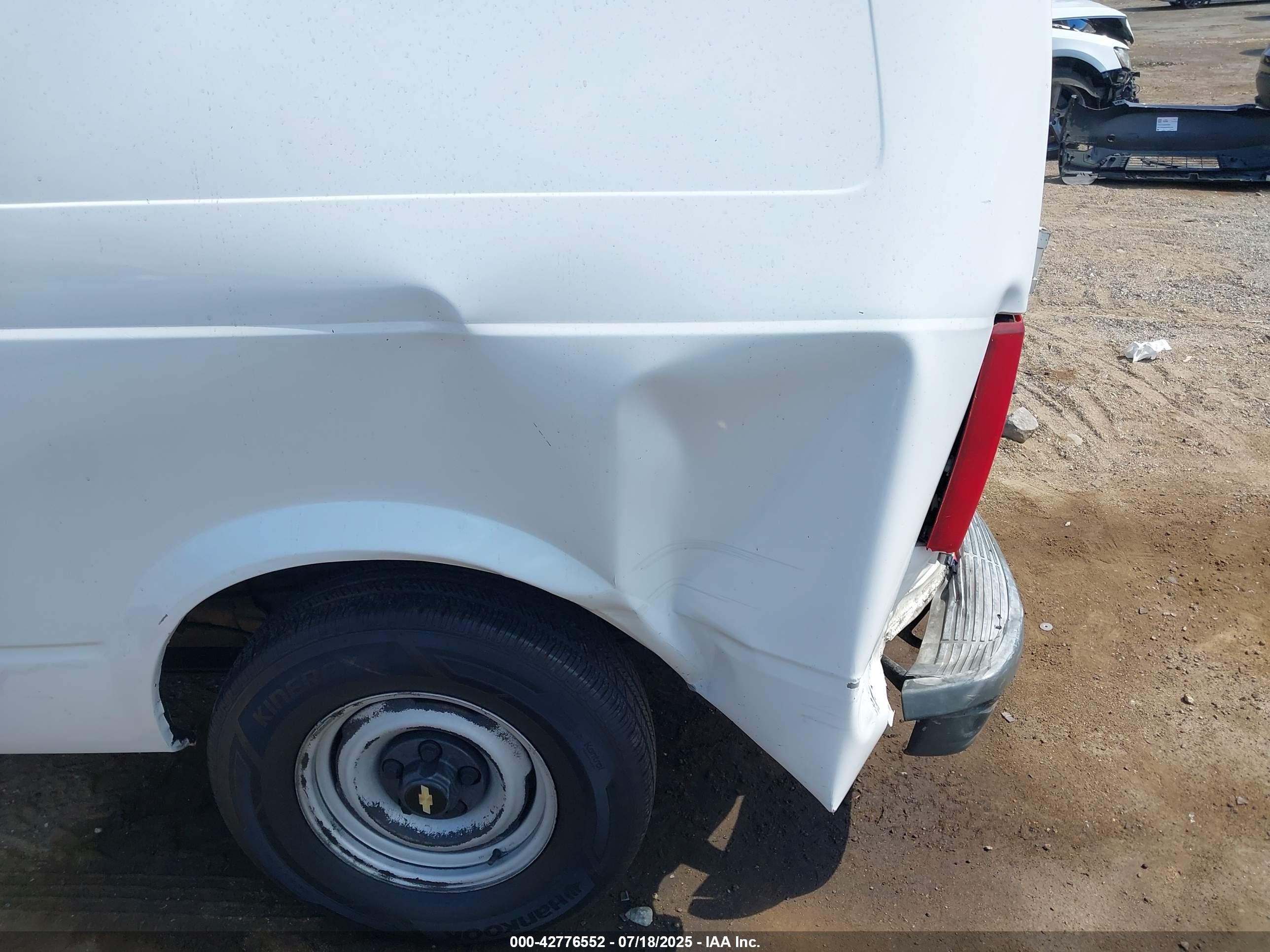 2000 Chevrolet Astro   vin: 1GCDM19W0YB114230