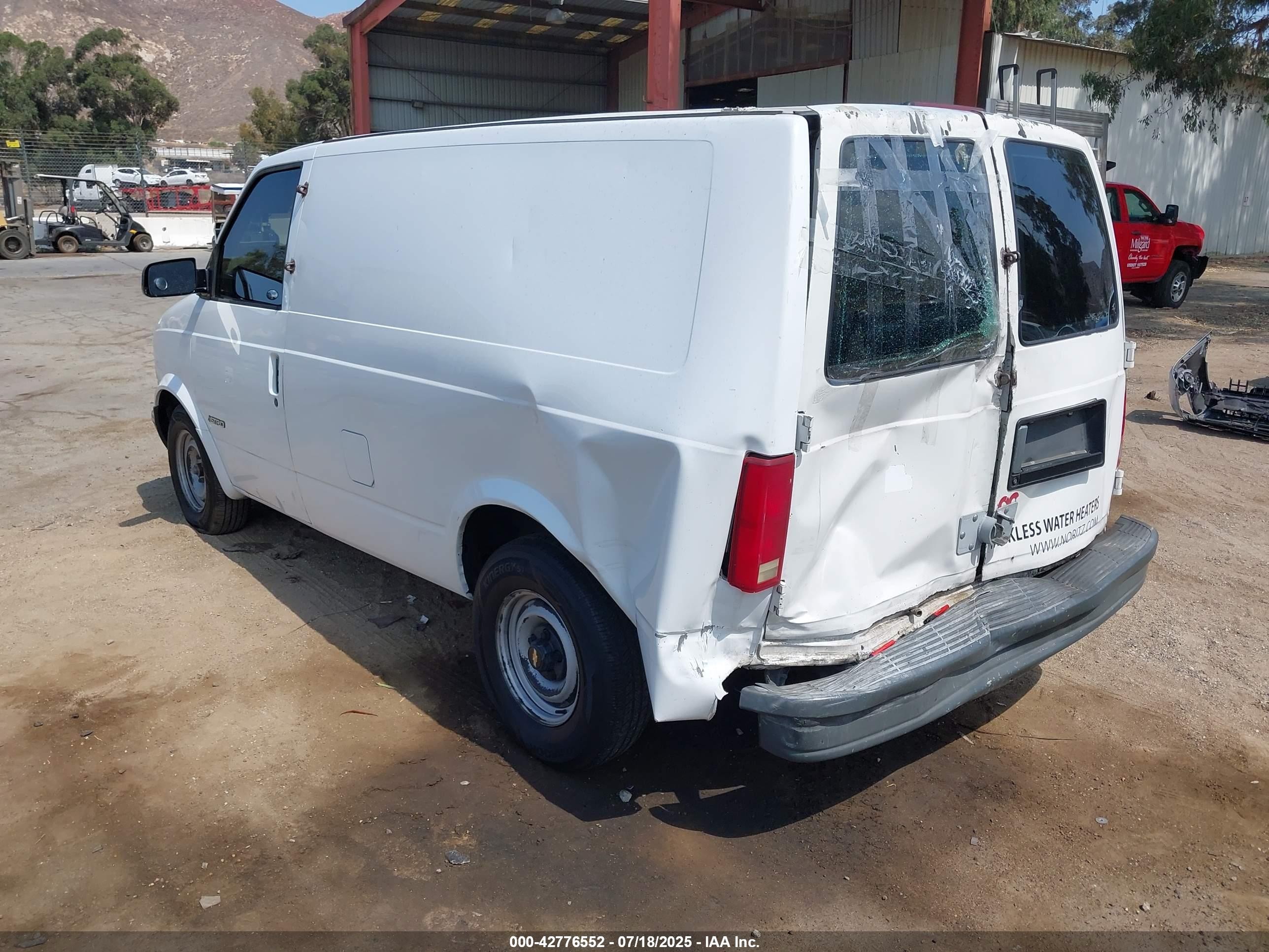 2000 Chevrolet Astro   vin: 1GCDM19W0YB114230