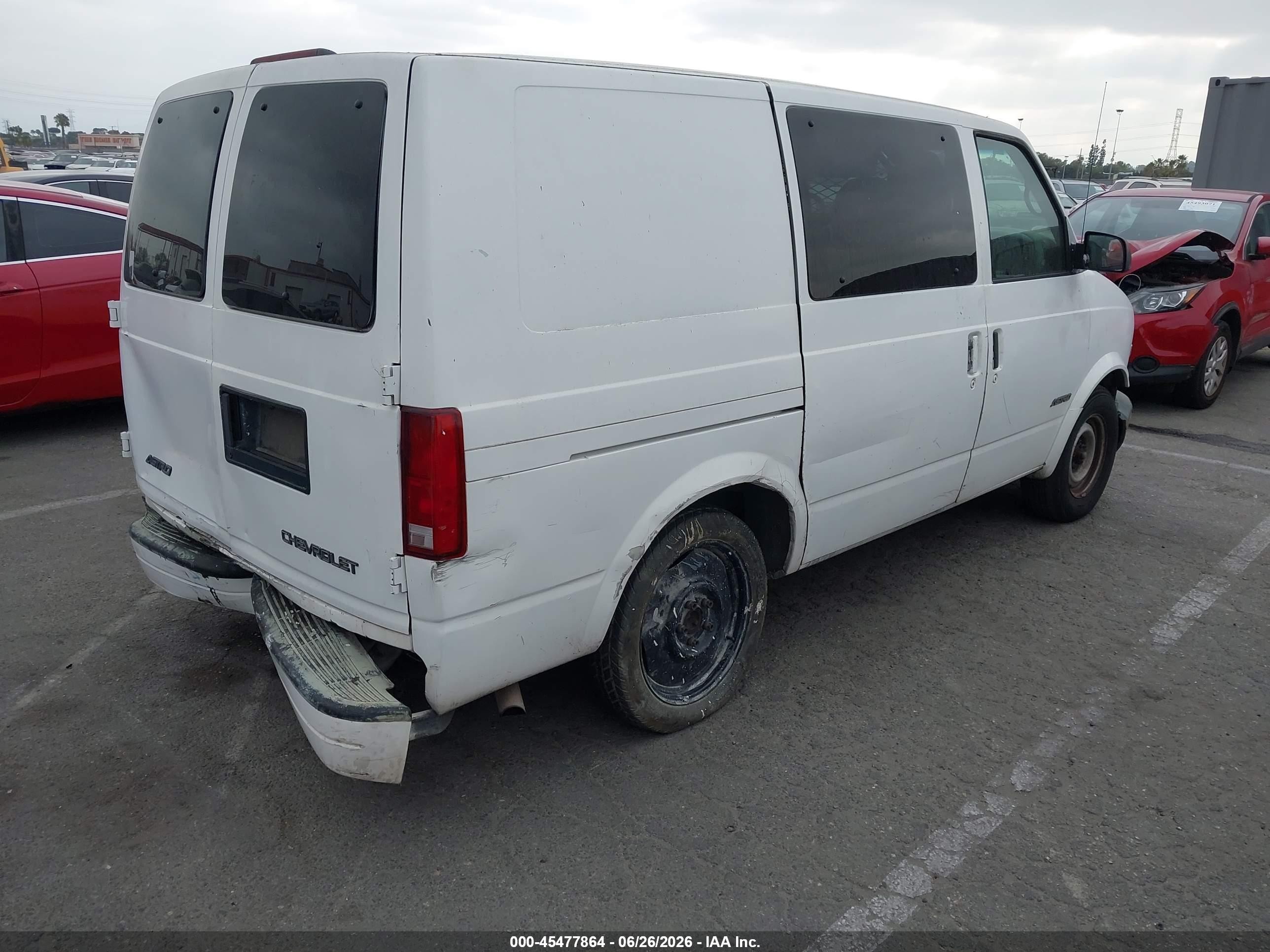 2000 Chevrolet Astro   White vin: 1GCDM19W2YB198647