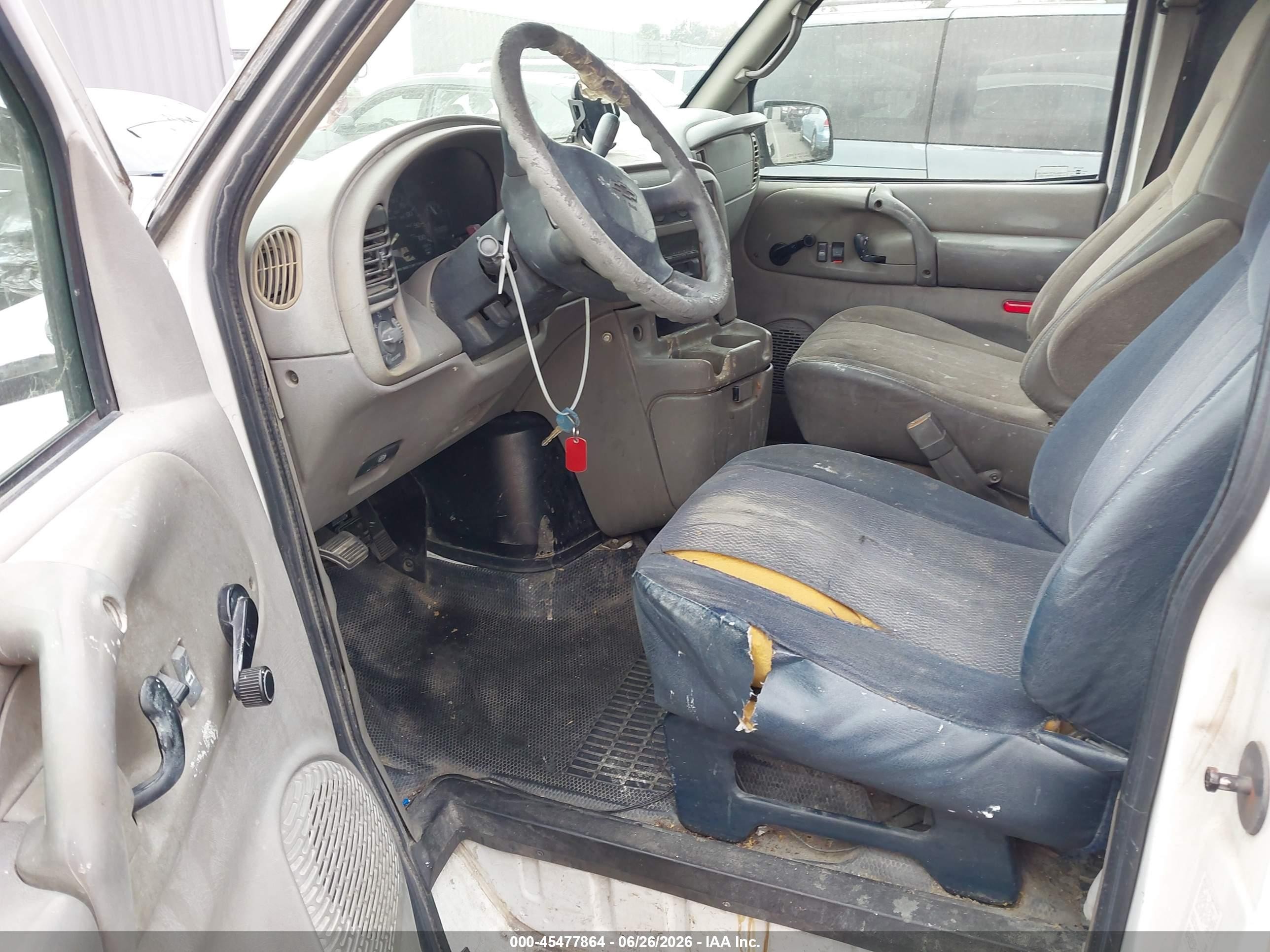 2000 Chevrolet Astro   White vin: 1GCDM19W2YB198647