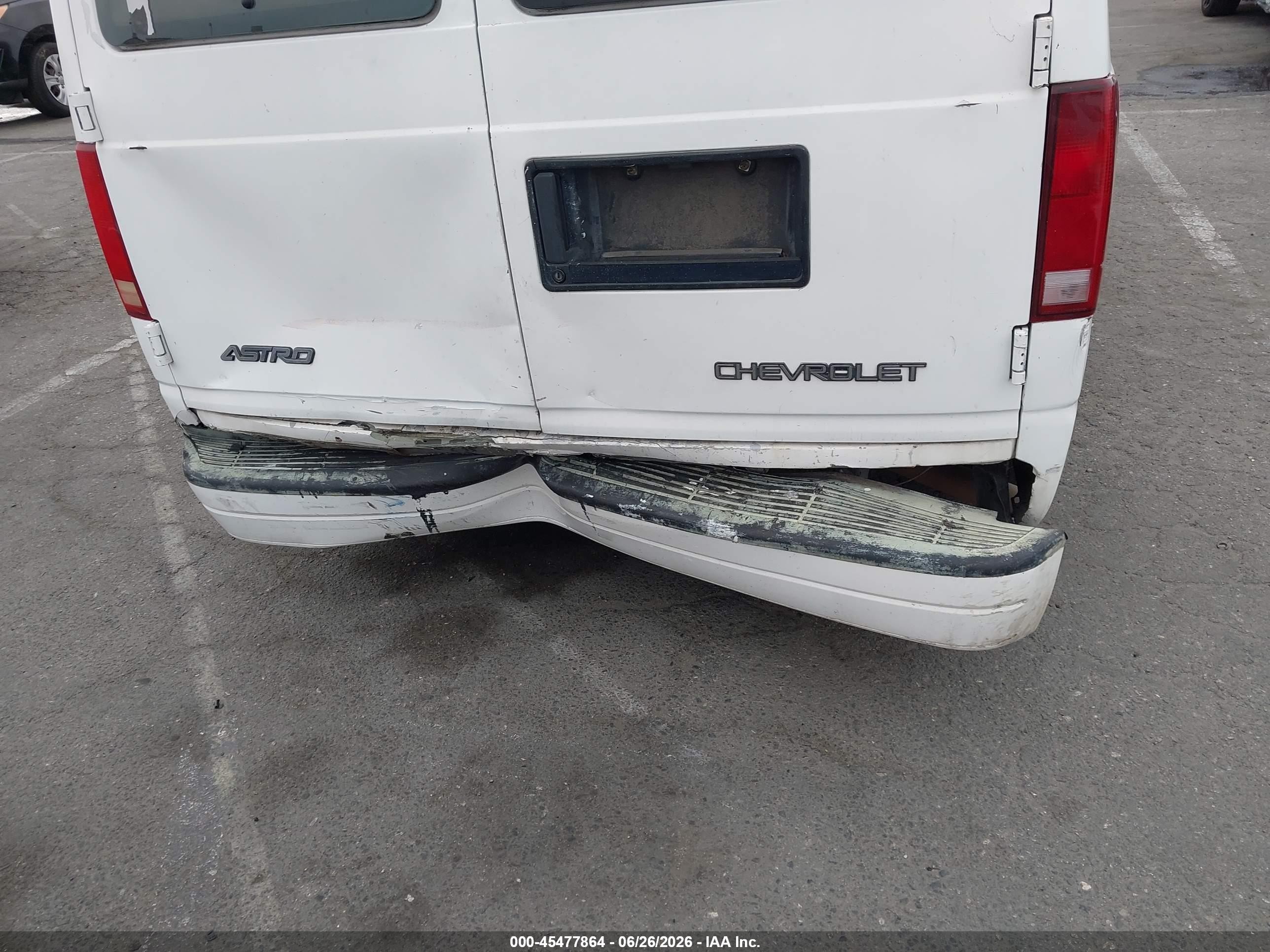 2000 Chevrolet Astro   White vin: 1GCDM19W2YB198647