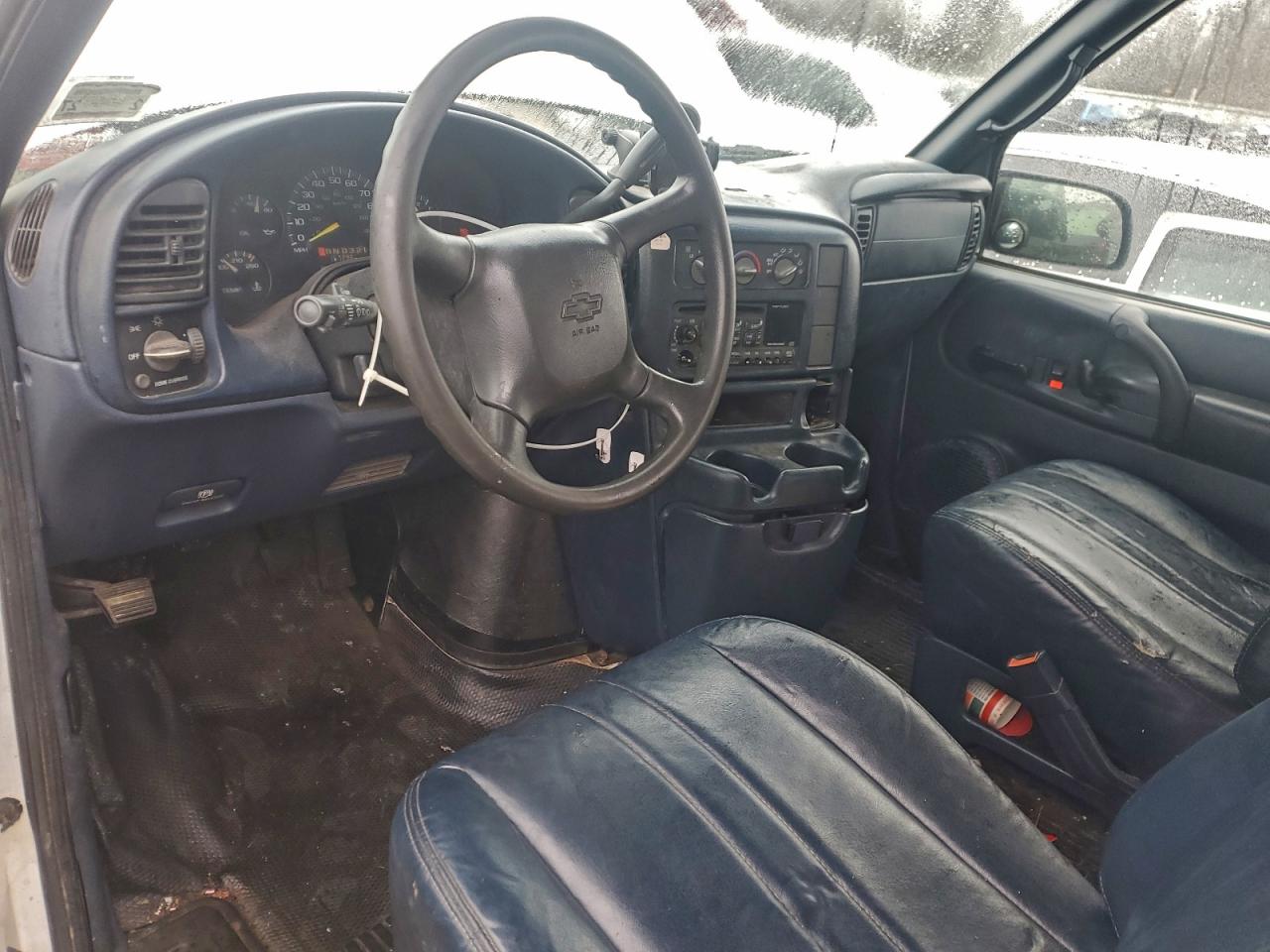 1999 Chevrolet Astro White vin: 1GCDM19W3XB115306