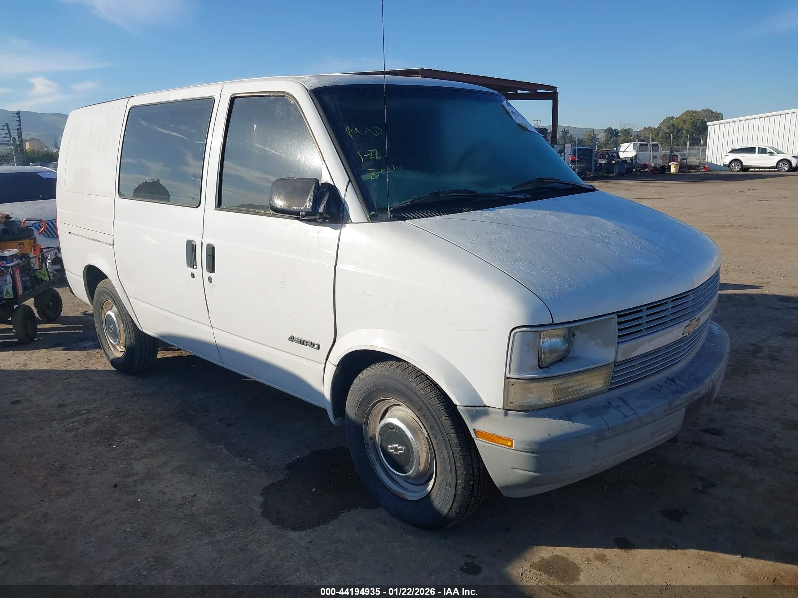 1999 Chevrolet Astro   White vin: 1GCDM19W3XB125947