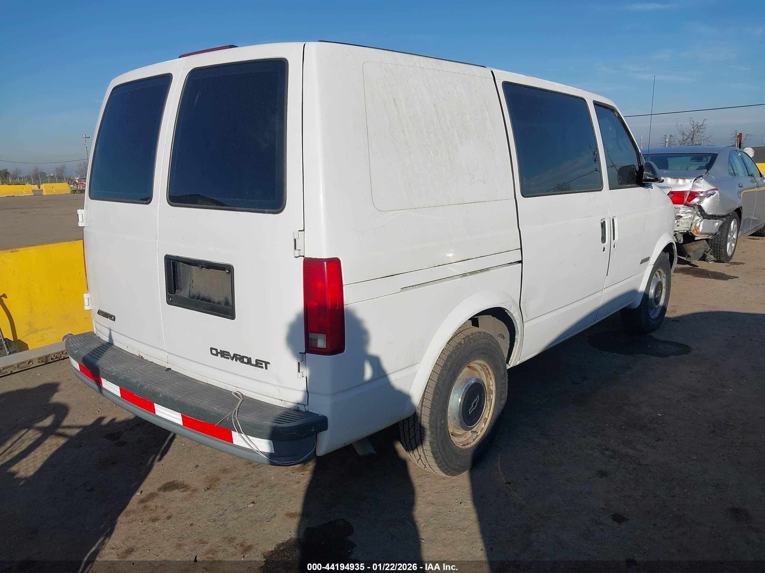 1999 Chevrolet Astro   White vin: 1GCDM19W3XB125947