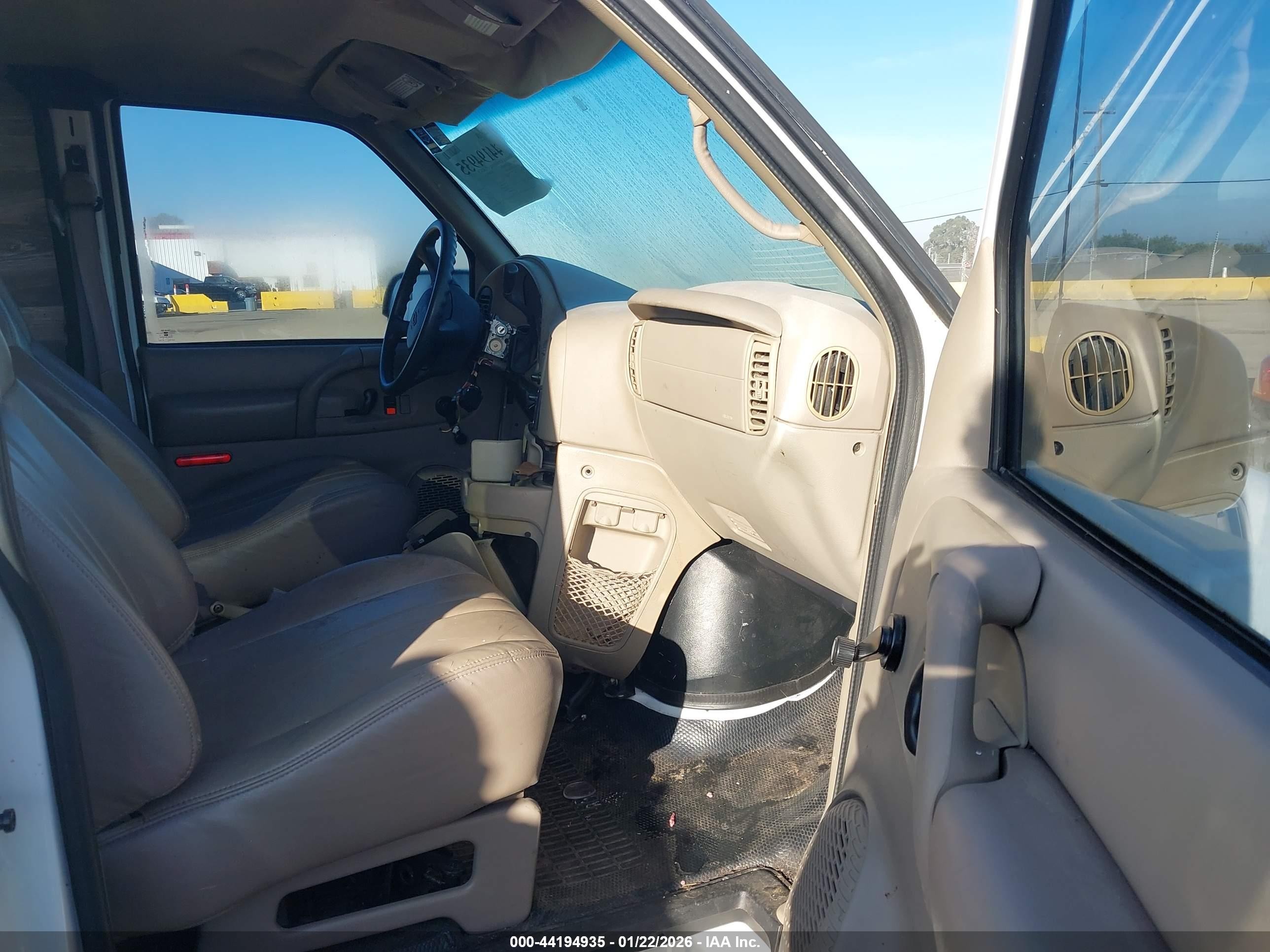 1999 Chevrolet Astro   White vin: 1GCDM19W3XB125947