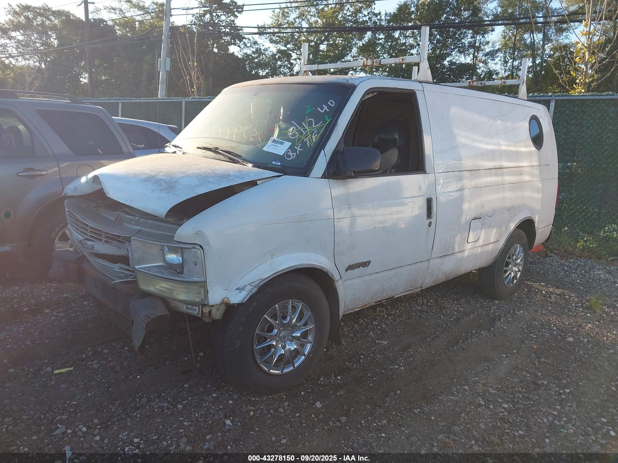 1999 Chevrolet Astro   White vin: 1GCDM19W3XB137516