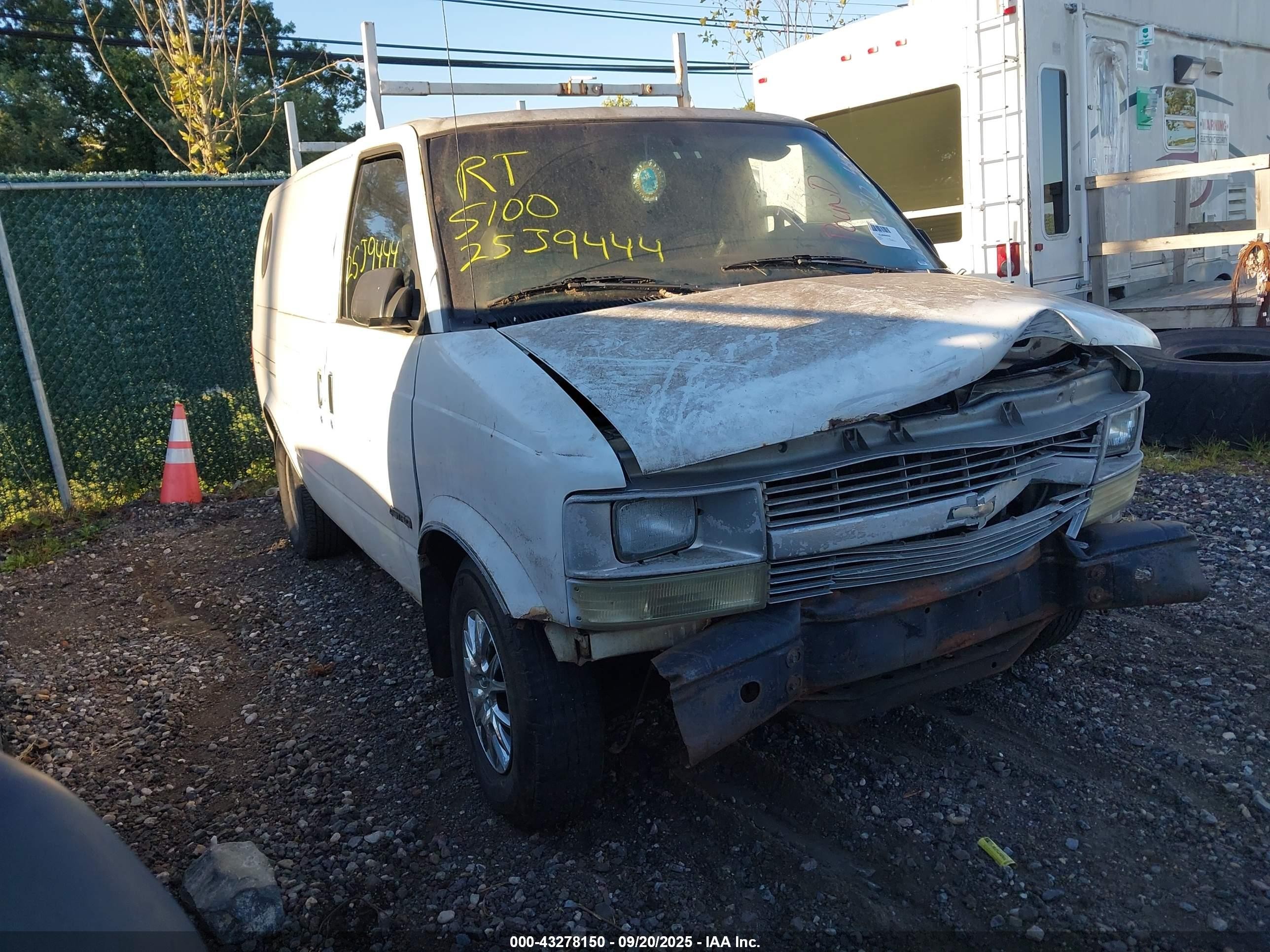 1999 Chevrolet Astro   White vin: 1GCDM19W3XB137516