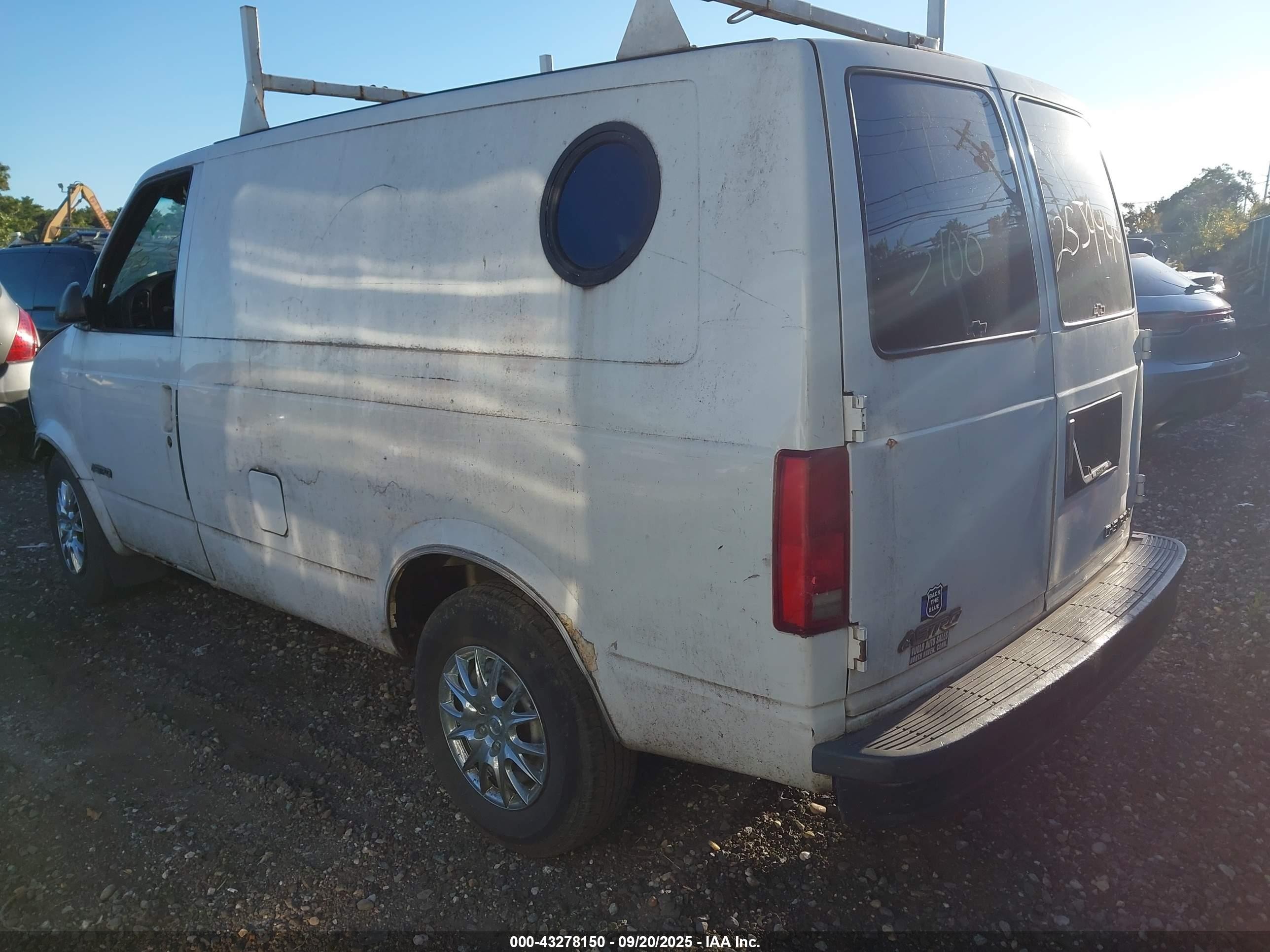 1999 Chevrolet Astro   White vin: 1GCDM19W3XB137516