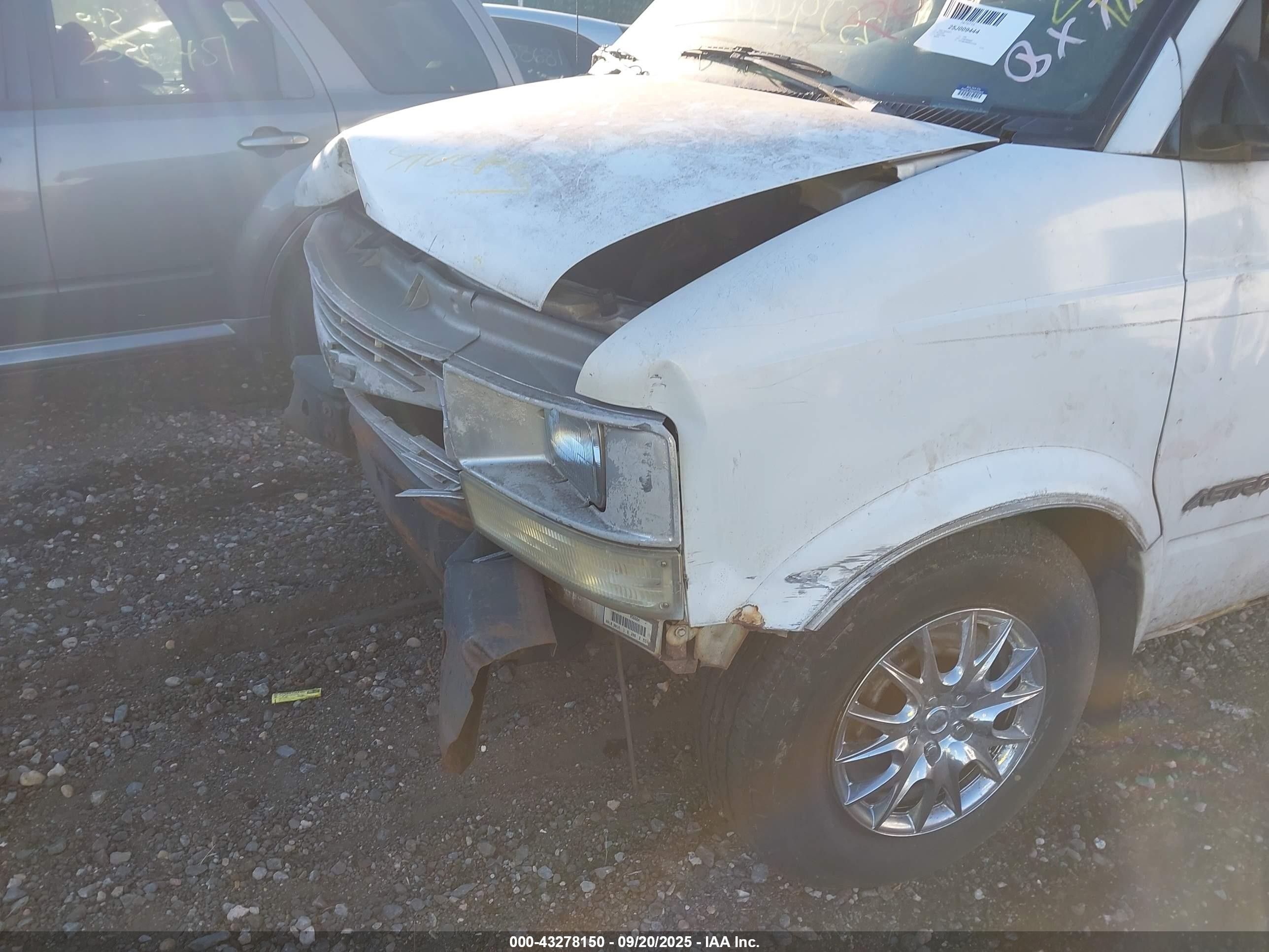 1999 Chevrolet Astro   White vin: 1GCDM19W3XB137516