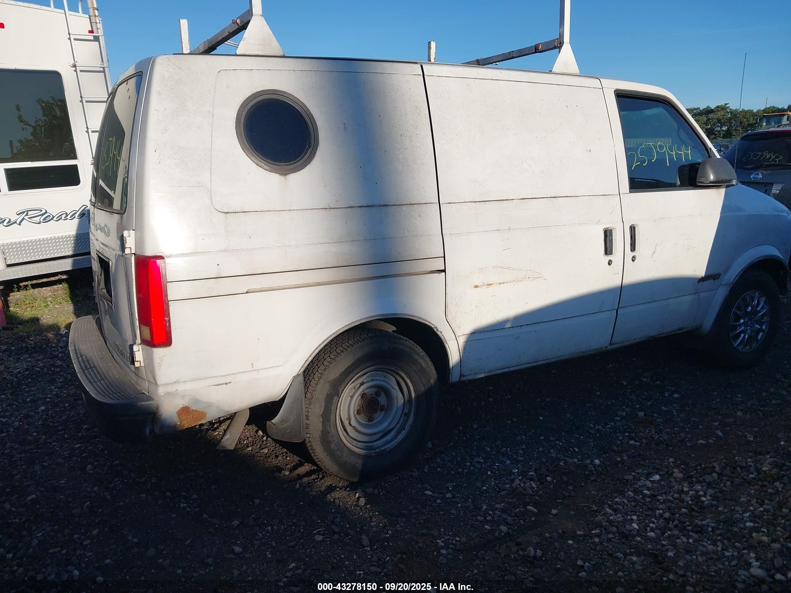 1999 Chevrolet Astro   White vin: 1GCDM19W3XB137516