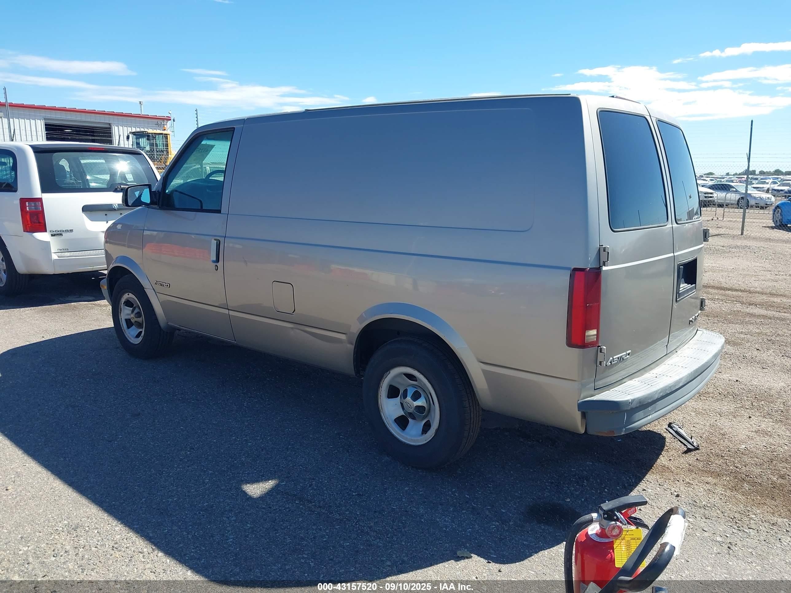 2001 Chevrolet Astro   Gray vin: 1GCDM19W41B136656