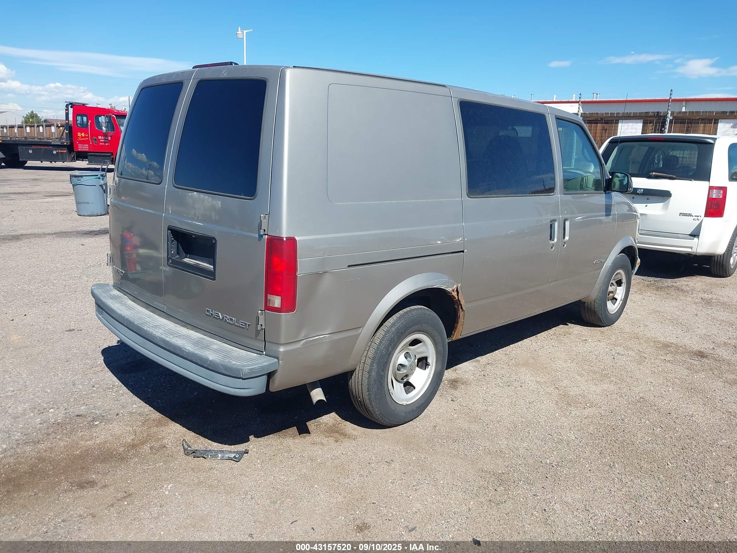 2001 Chevrolet Astro   Gray vin: 1GCDM19W41B136656