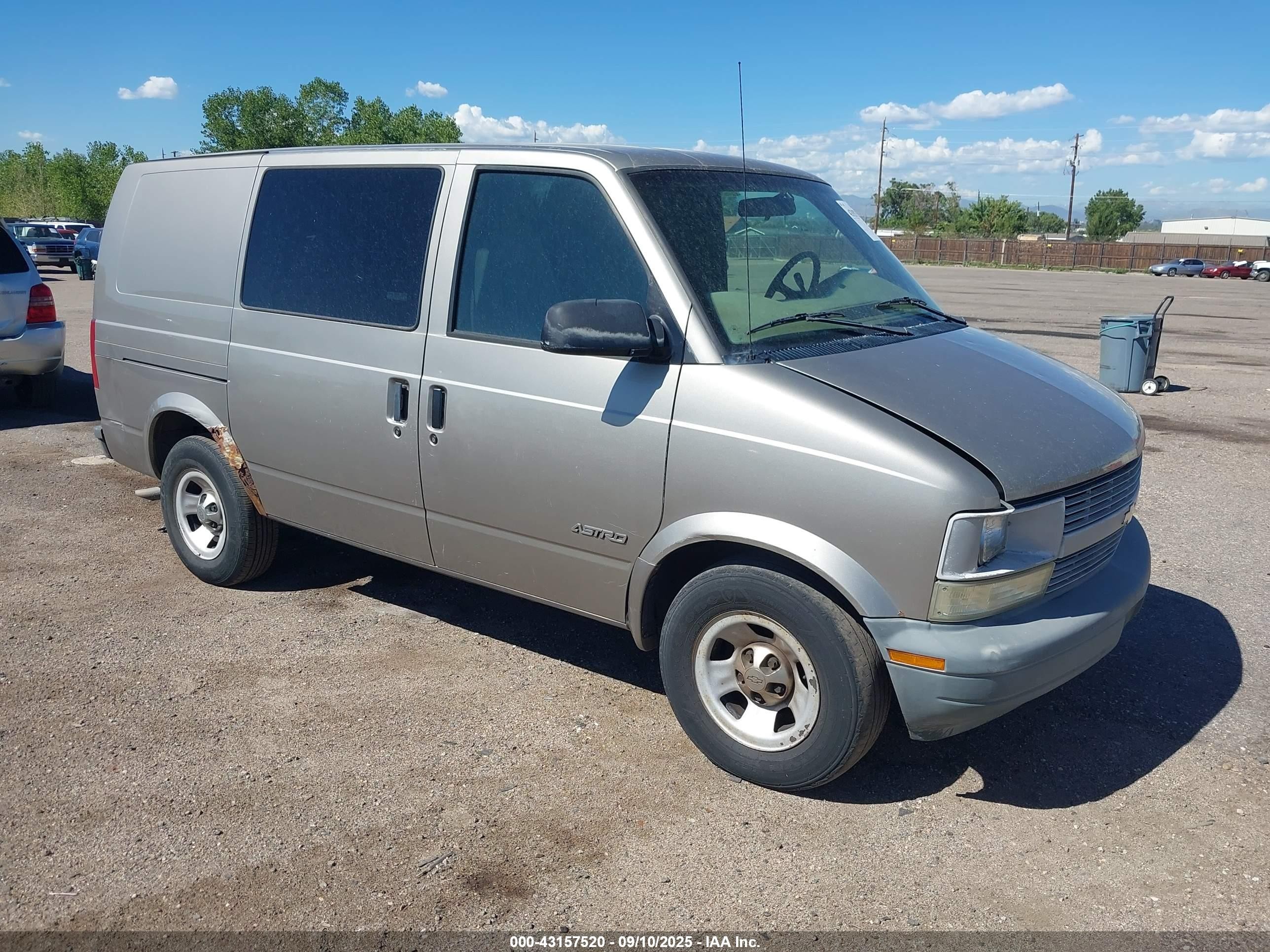 2001 Chevrolet Astro   Gray vin: 1GCDM19W41B136656