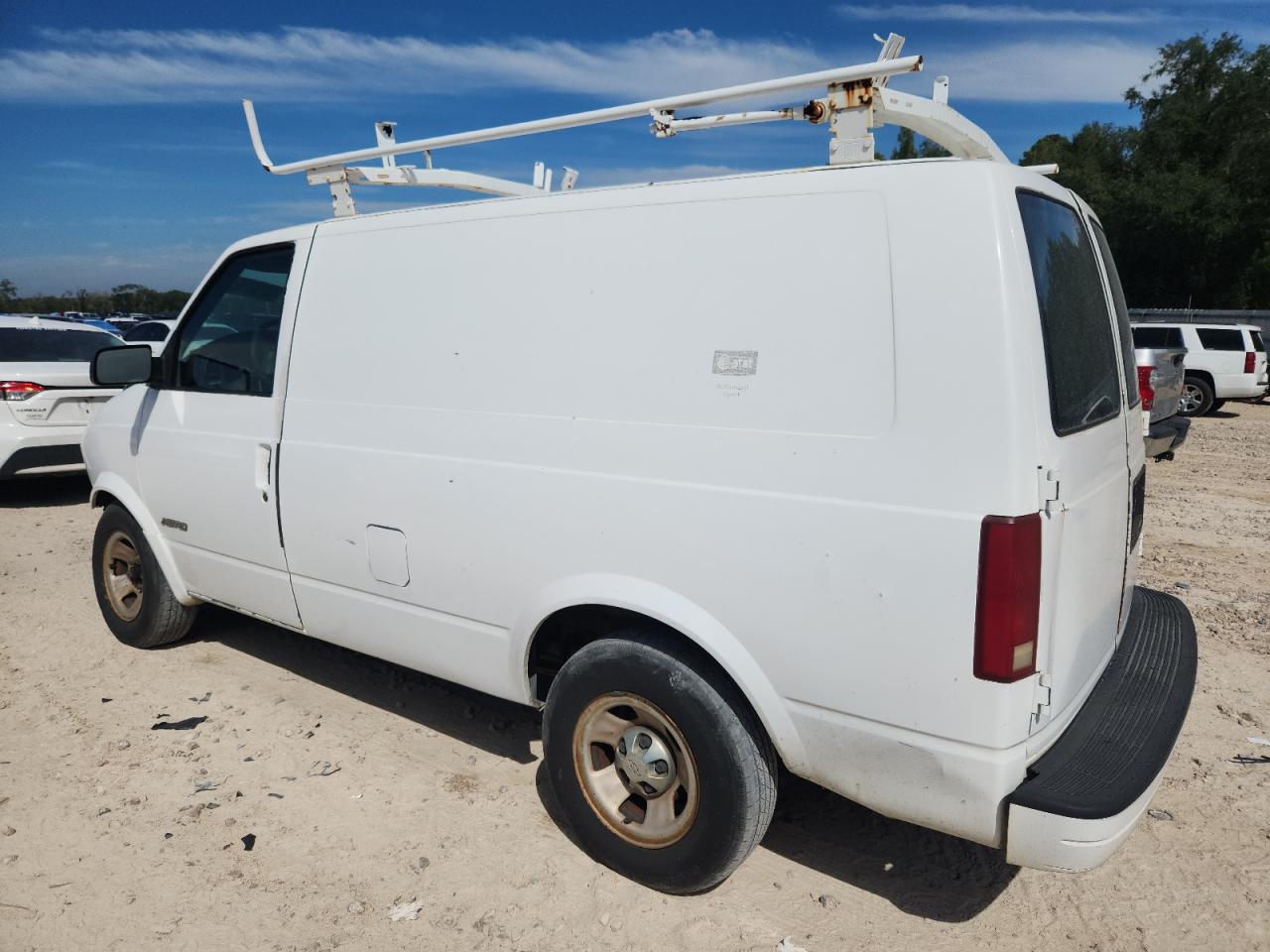 1997 Chevrolet Astro White vin: 1GCDM19W4VB147243